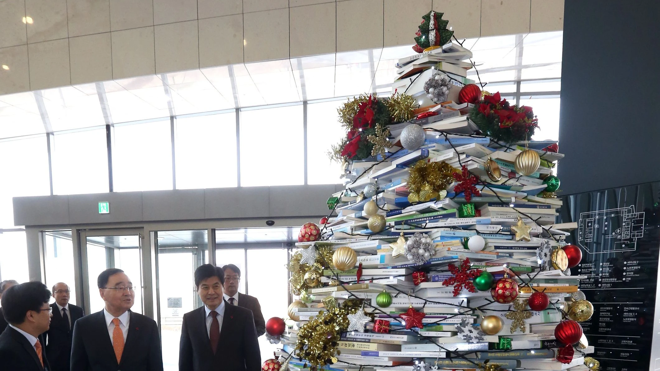 Bücher-Podcast: Geschenkempfehlungen für Härtefälle Bücher-Podcast: Geschenkempfehlungen für Härtefälle