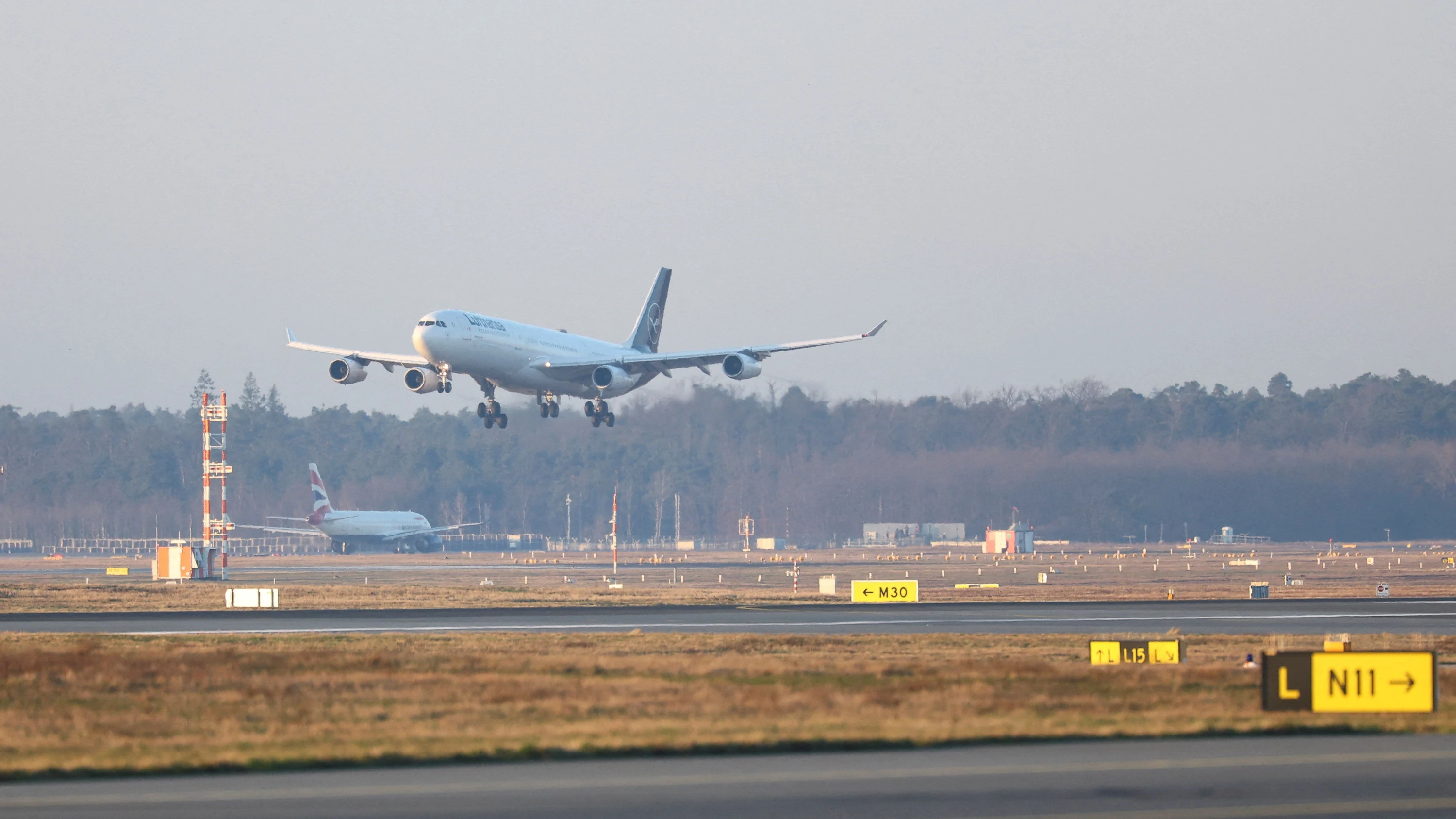 Liveblog Irankrieg: Erster deutscher Evakuierungsflug in Frankfurt gelandet Liveblog Irankrieg: Erster deutscher Evakuierungsflug in Frankfurt gelandet