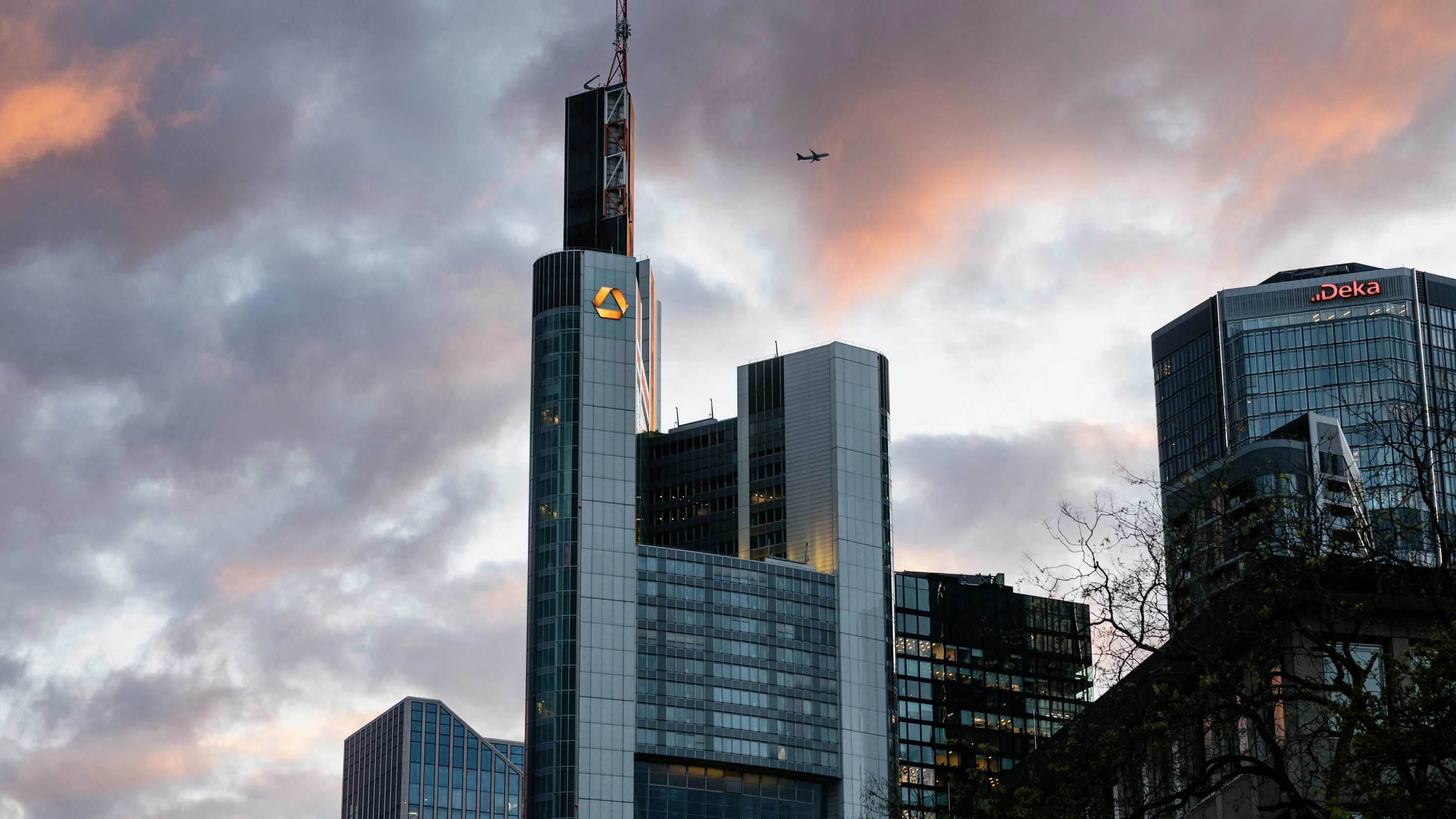 Zukunft ungewiss: Wie geht es weiter mit der Commerzbank? - Emil Eichinger