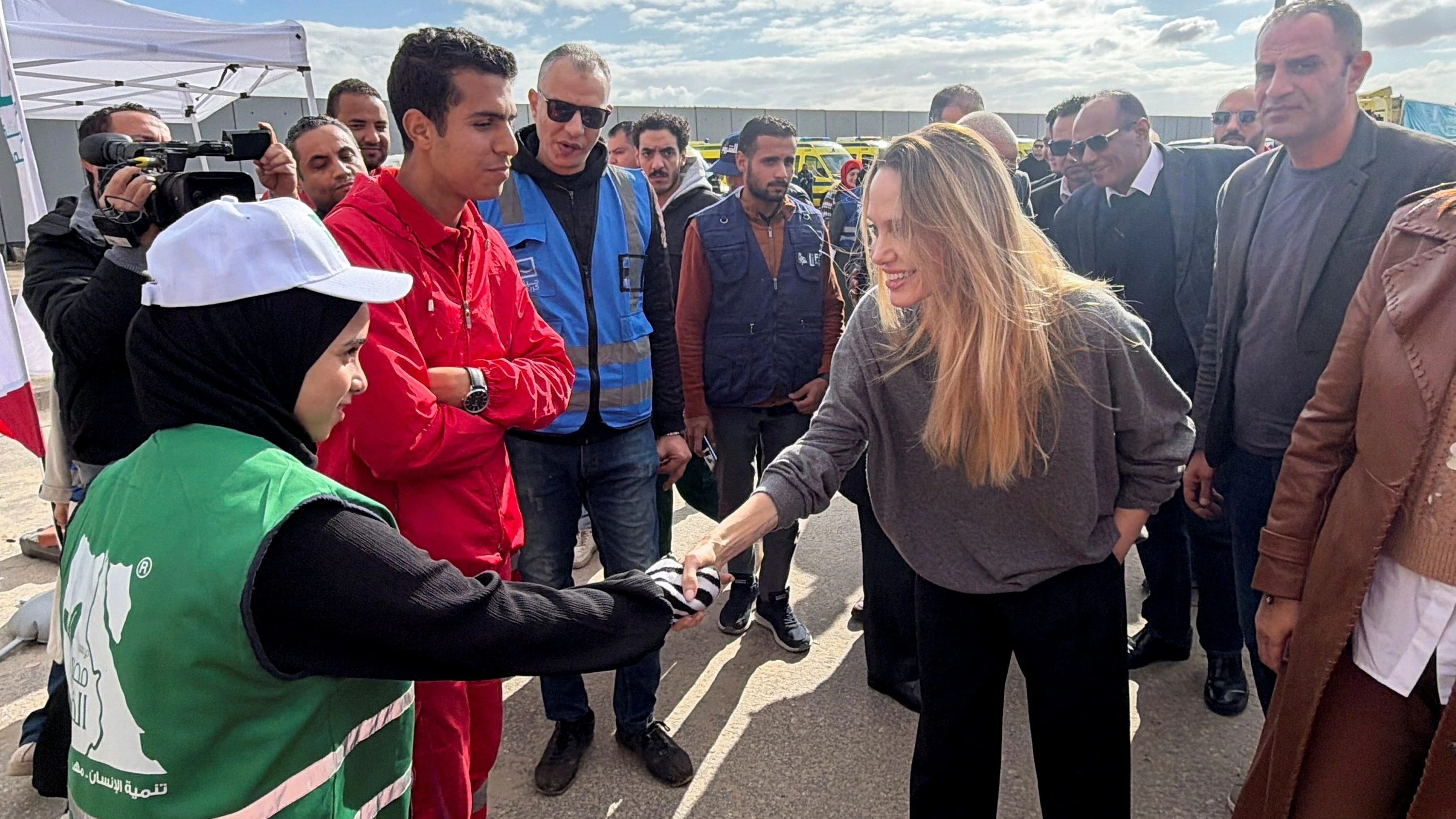 MIt US-Delegation: Angelina Jolie besucht Grenzübergang Rafah MIt US-Delegation: Angelina Jolie besucht Grenzübergang Rafah