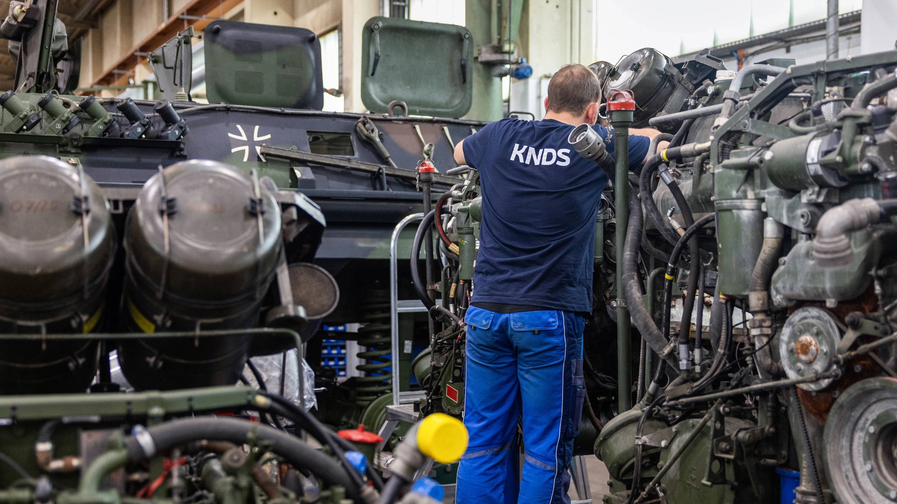 Bei dem Rüstungsunternehmen KNDS Deutschland Maintenance werden in einer Halle Transportpanzer des Typs Fuchs instandgesetzt. - Lucas Bäuml