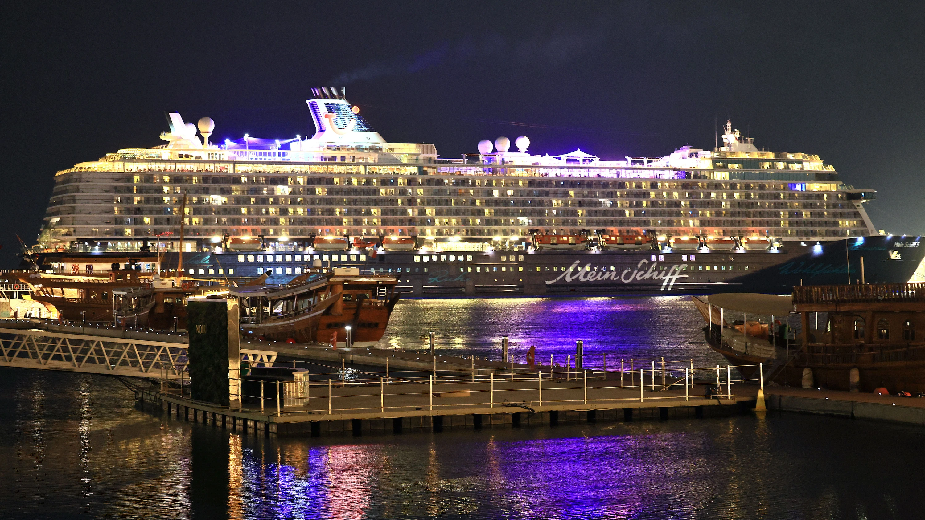 Gestrandet in Doha: „Die Fenster wackeln. Es macht uns Angst“