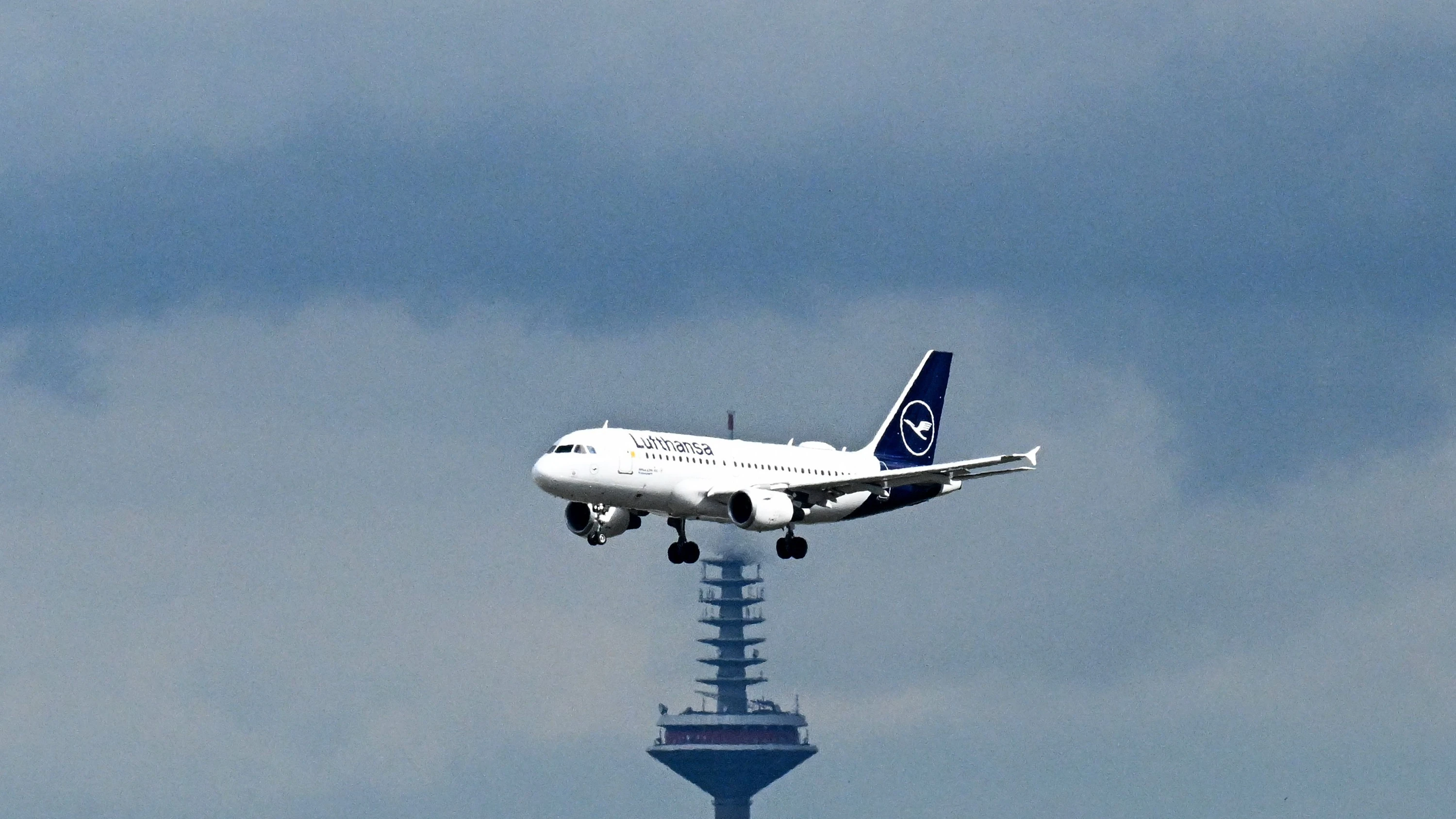 Business-Ticker: Airlines warnen vor teureren Tickets durch 