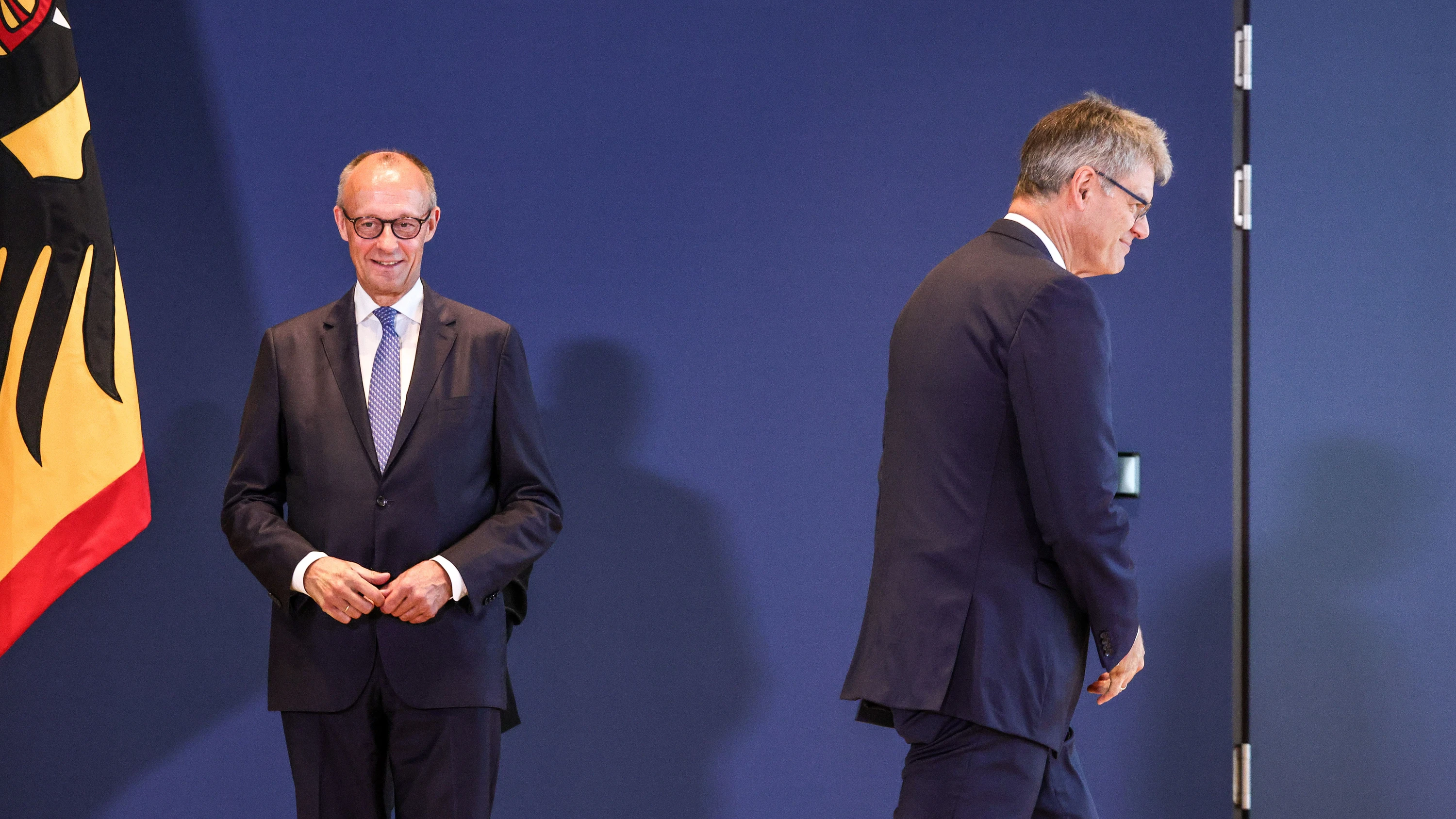 Der CDU-Politiker Patrick Schnieder mit Kanzler Merz nach seiner Entlassung durch den Bundespräsidenten - Omer Messinger