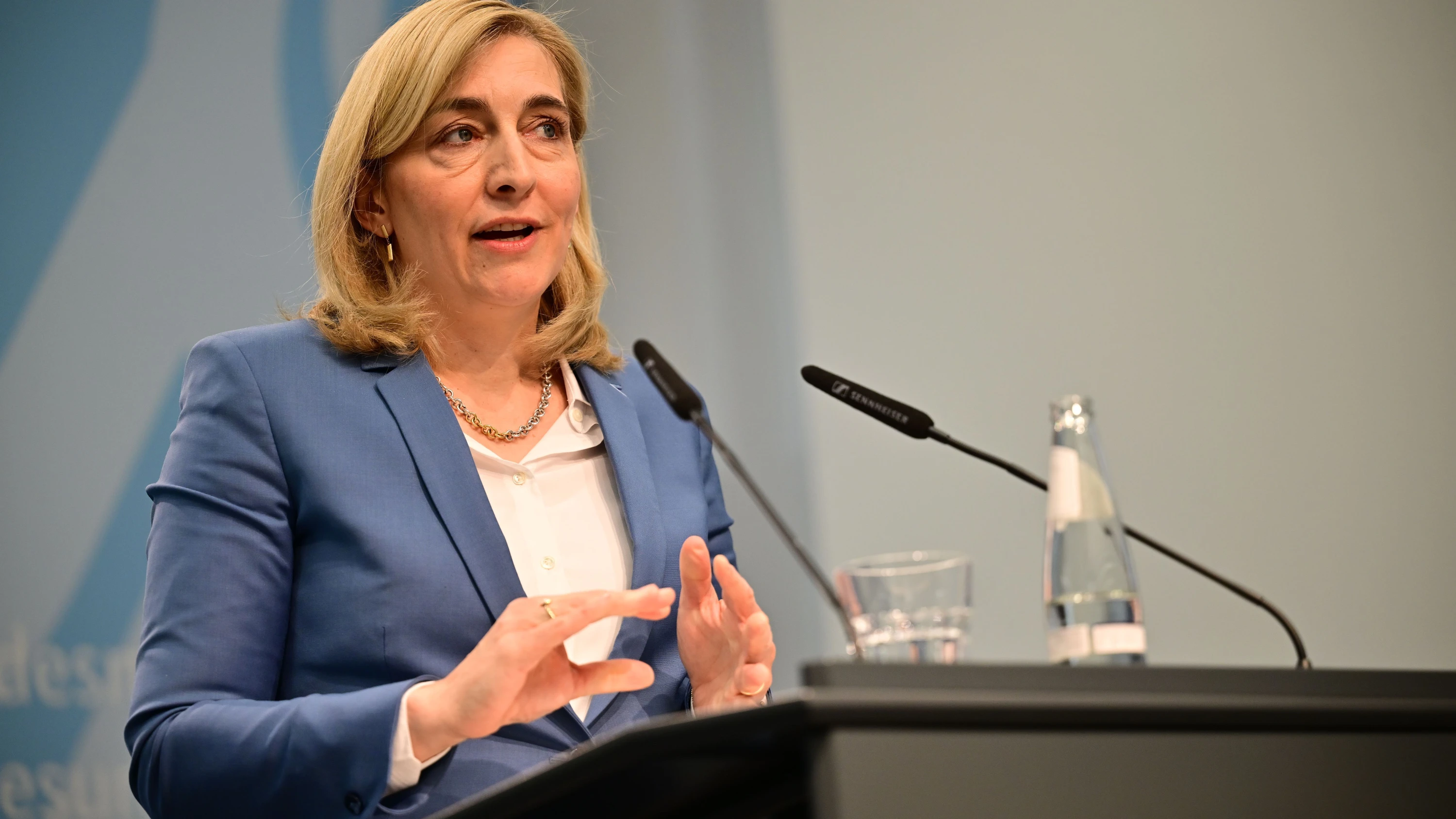 Deutschland-Liveblog: Warken gegen Kritik: „Gelebte Frauenpolitik“