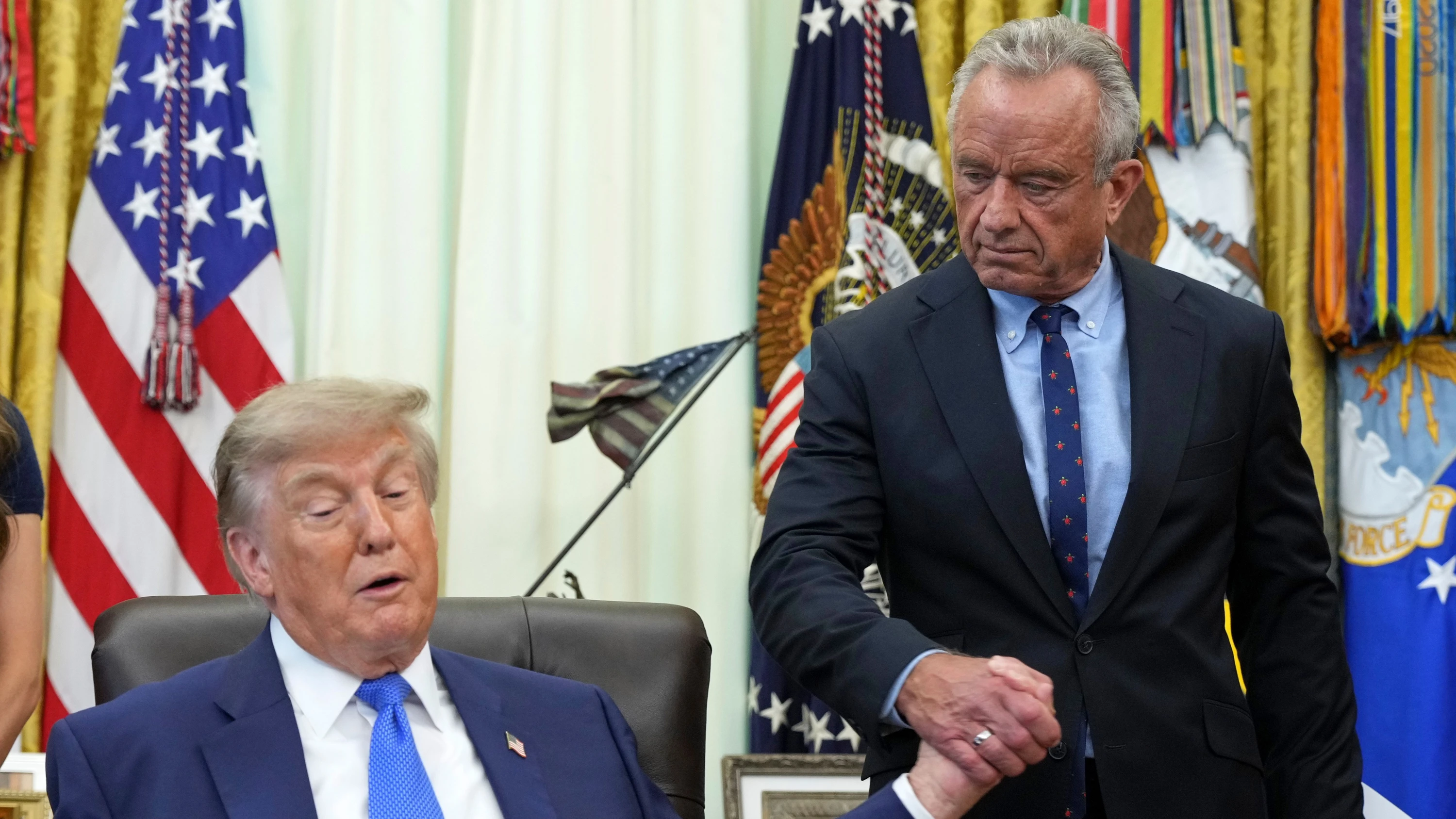 Impfskeptiker: US-Gesundheitsminister Robert F. Kennedy junior im Oval Office neben dem Präsidenten Donald Trump - AP Photo/Jacquelyn Martin