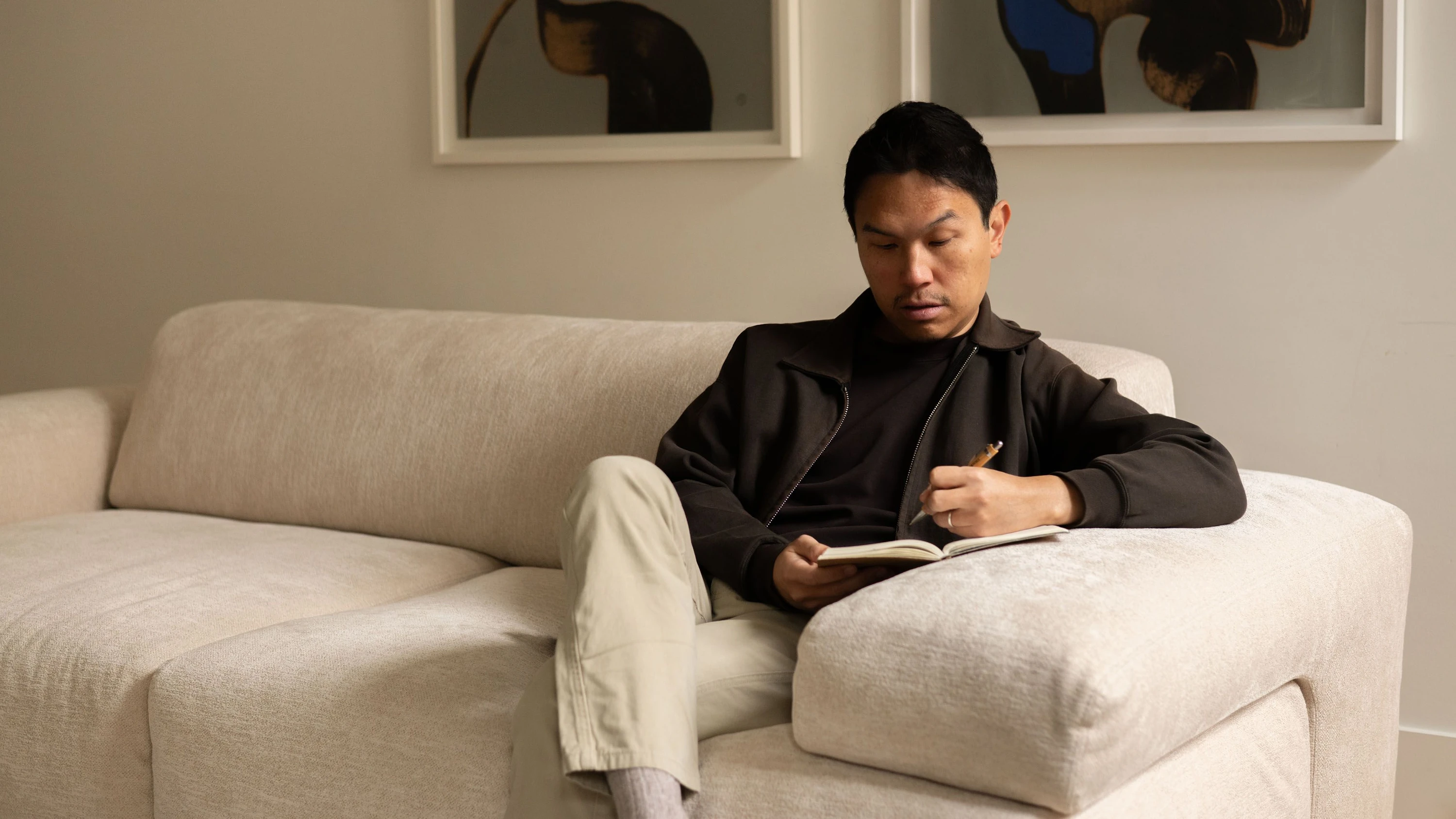 Bild: Designer Gabriel Tan: „Kein Sofa, das aussieht wie ein moosiger Fels“