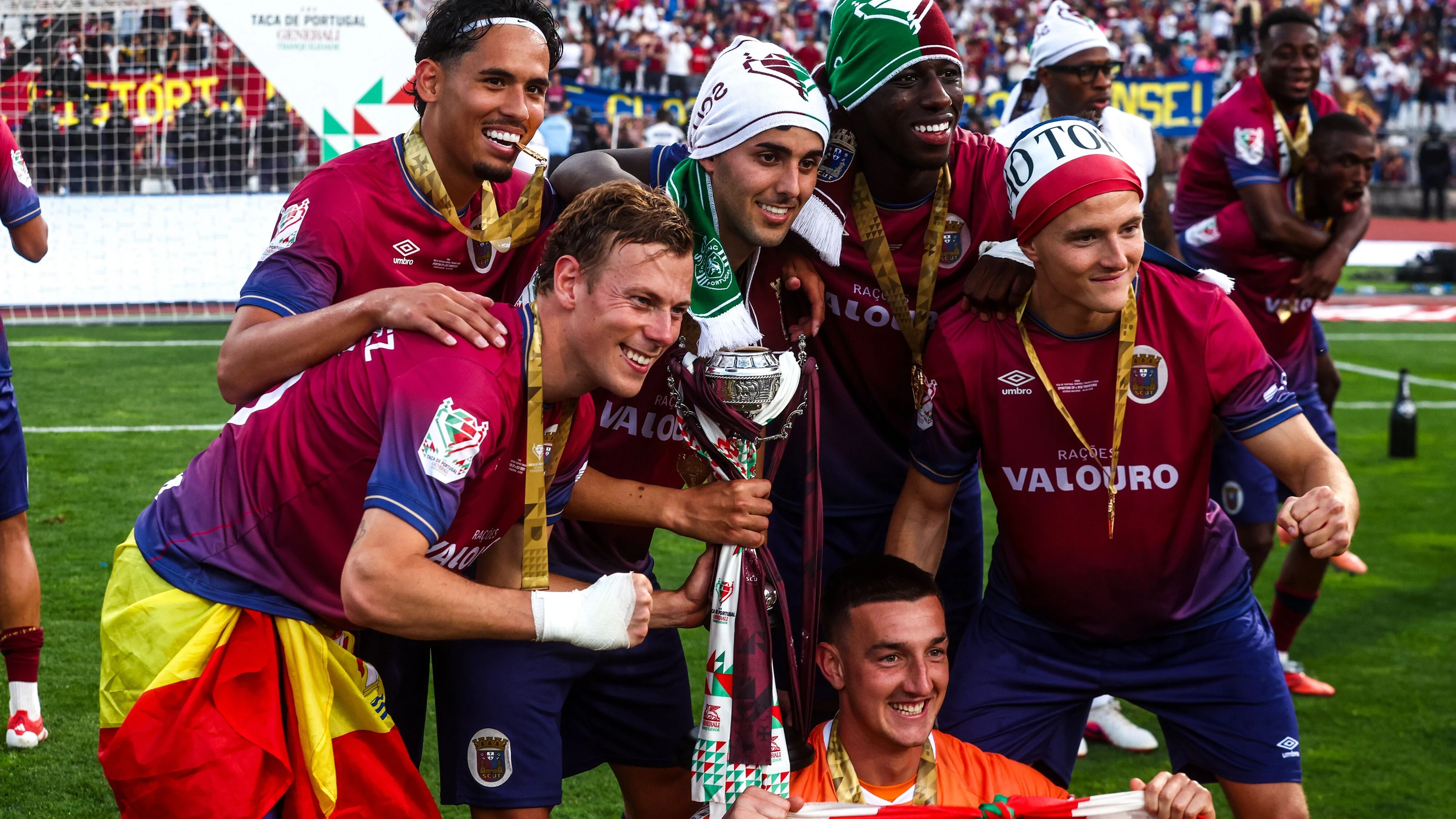 Überraschungsteam: Die Akteure des Sport Clube União Torreense präsentieren nach dem 2:1-Sieg gegen Sporting im nationalen Pokalfinale die Trophäe. - Mario Vasa