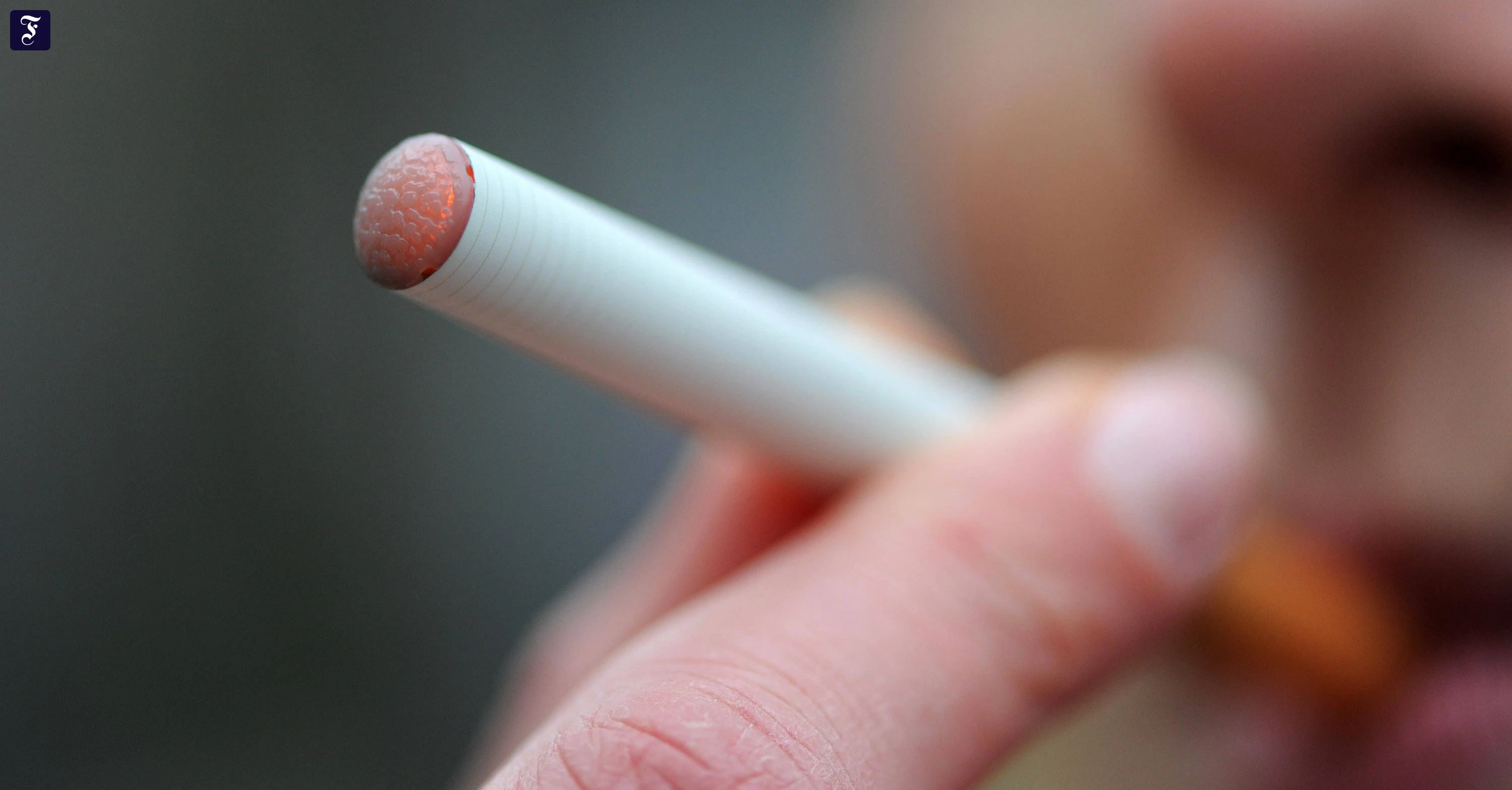 elfbar elfa master akku Denkst du, Vapen ist die „gesündere“ Zigarette? 🚬➡️🫧, Bei der Vape wird  kein Tabak verbrannt, aber du atmest trotzdem feine Partikel, Chemikalien  aus dem Liquid und oft sehr hohe Nikotinmengen ein. main image 1
