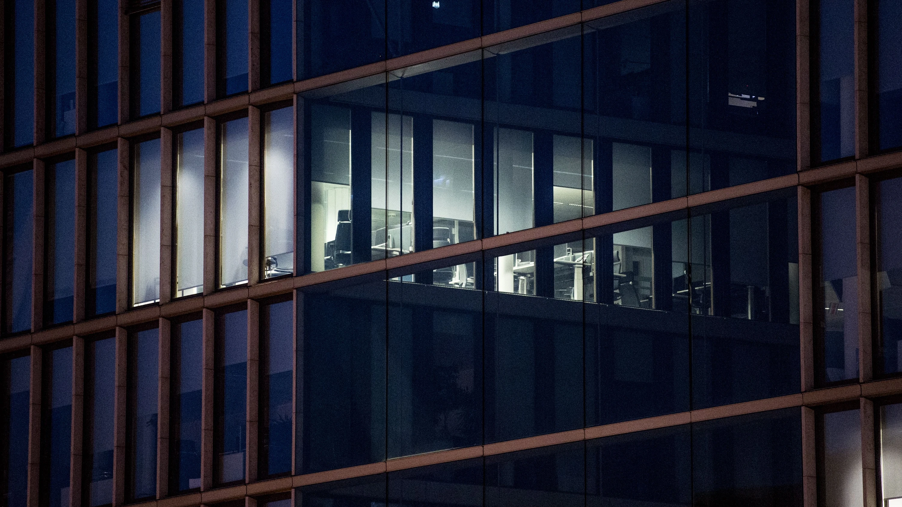 Architektur der Kontrolle: Drei Wege, wie Unternehmen Schatten-KI bekämpfen Architektur der Kontrolle: Drei Wege, wie Unternehmen Schatten-KI bekämpfen