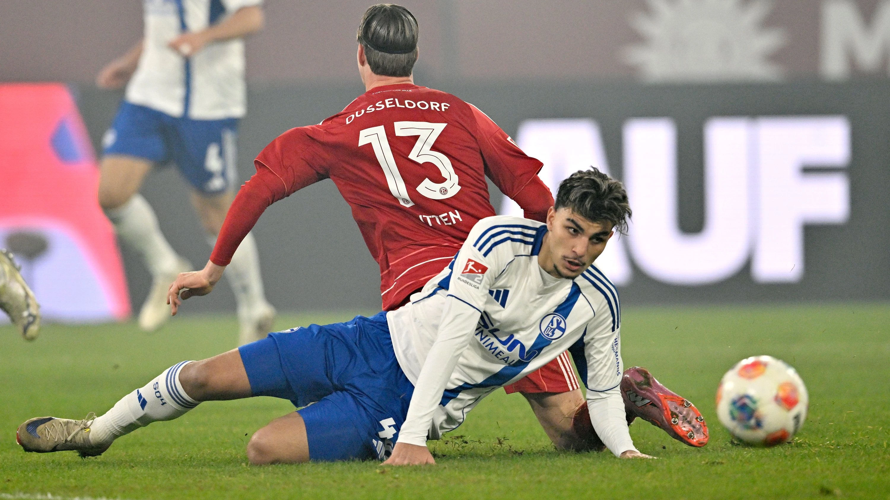 Zweite Bundesliga: Schalke festigt Platz eins – Ärger bei Hannover