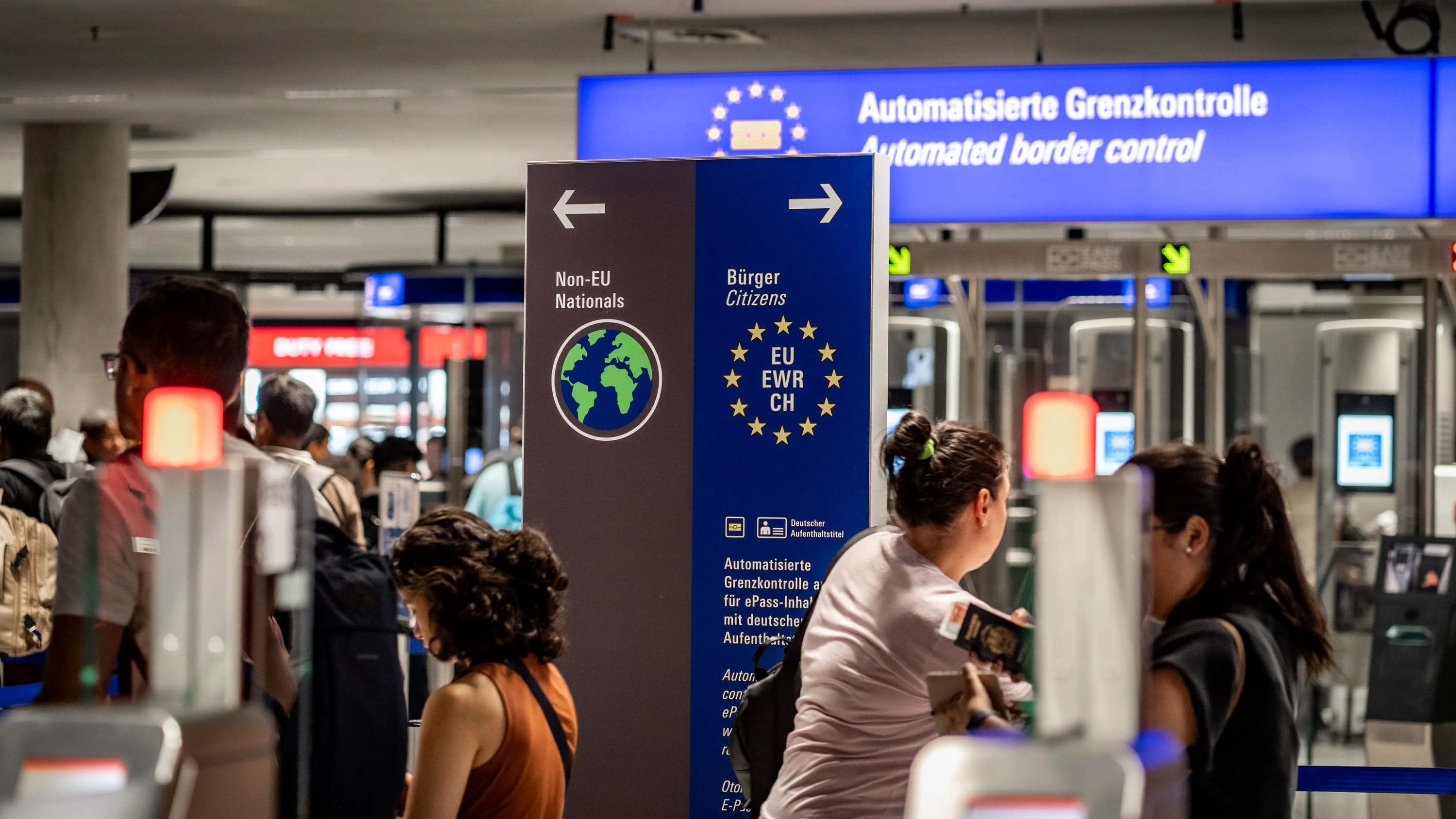 Rhein-Main-Feierabendbriefing: Lange Wartezeiten bei Einreise am Flughafen Frankfurt
