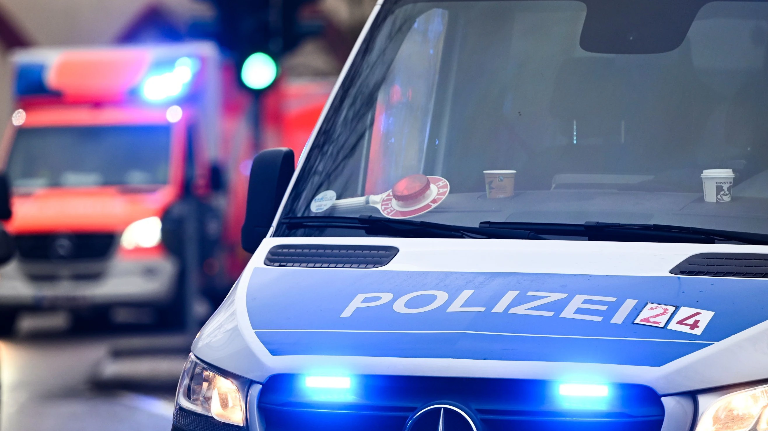 Ein Polizeiauto und ein Rettungswagen mit Blaulicht. (Symbolbild) - dpa