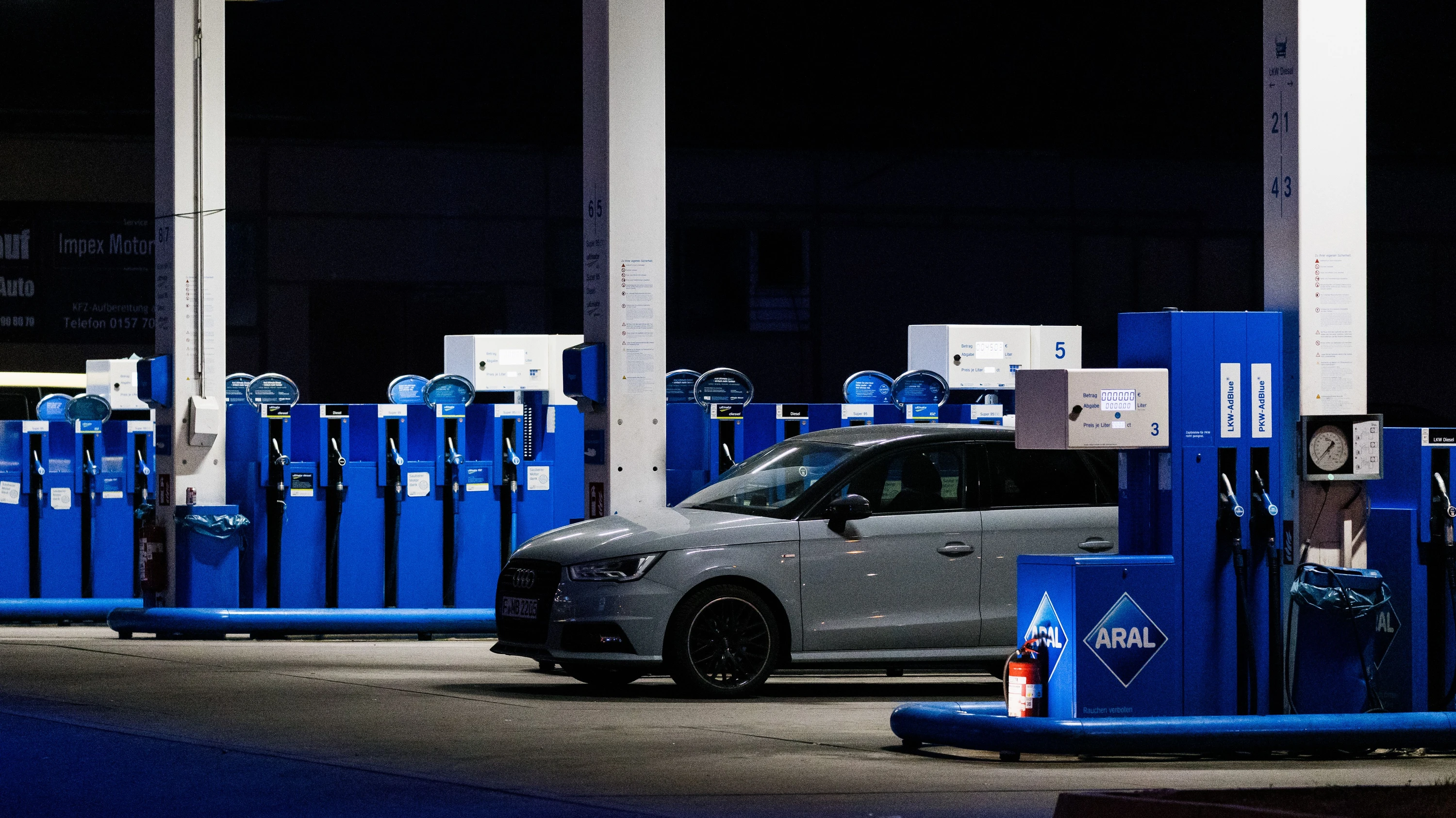 Um diese Zeit dürfen die Preise nur sinken: Ein Auto steht nachts an eine Frankfurter Tankstelle. - Janek Stempel