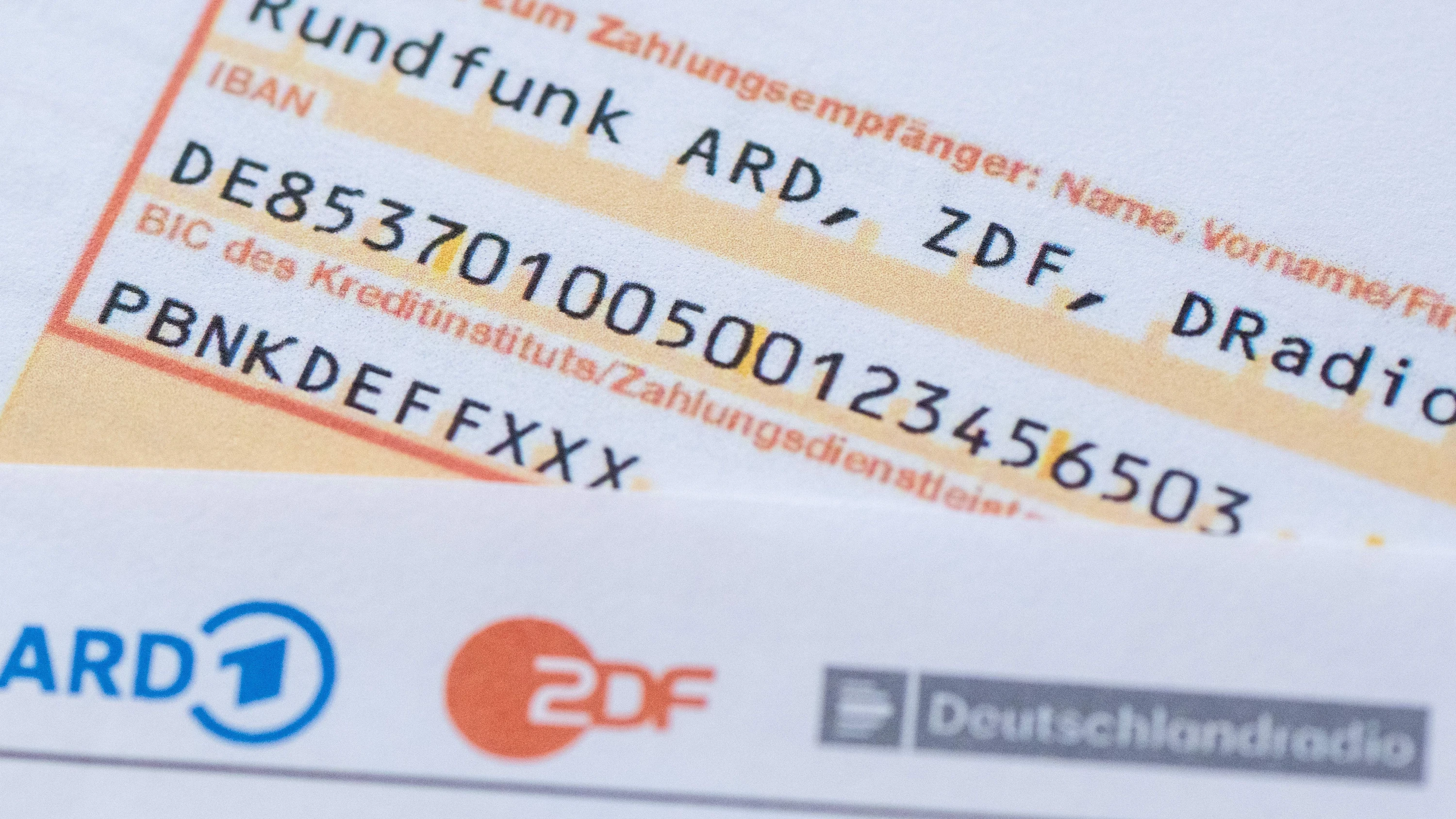Klage von ARD und ZDF: Karlsruhe verhandelt über Rundfunkbeitrag Klage von ARD und ZDF: Karlsruhe verhandelt über Rundfunkbeitrag