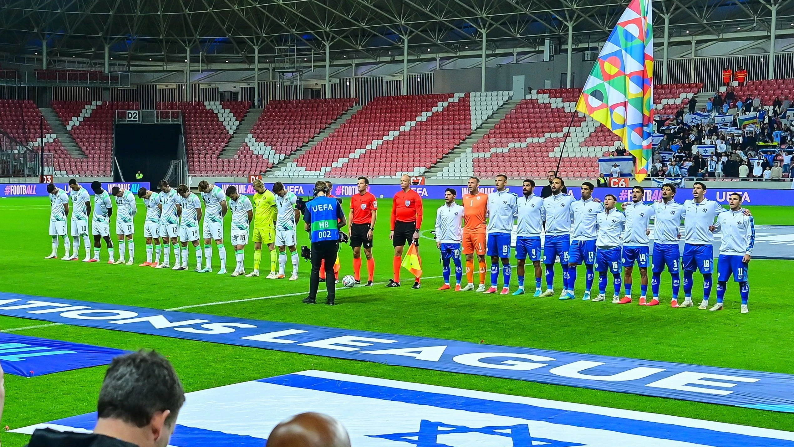 Die Mannschaften von Israel und Irland vor Spielbeginn beim Abspielen der Nationalhymnen. - dpa