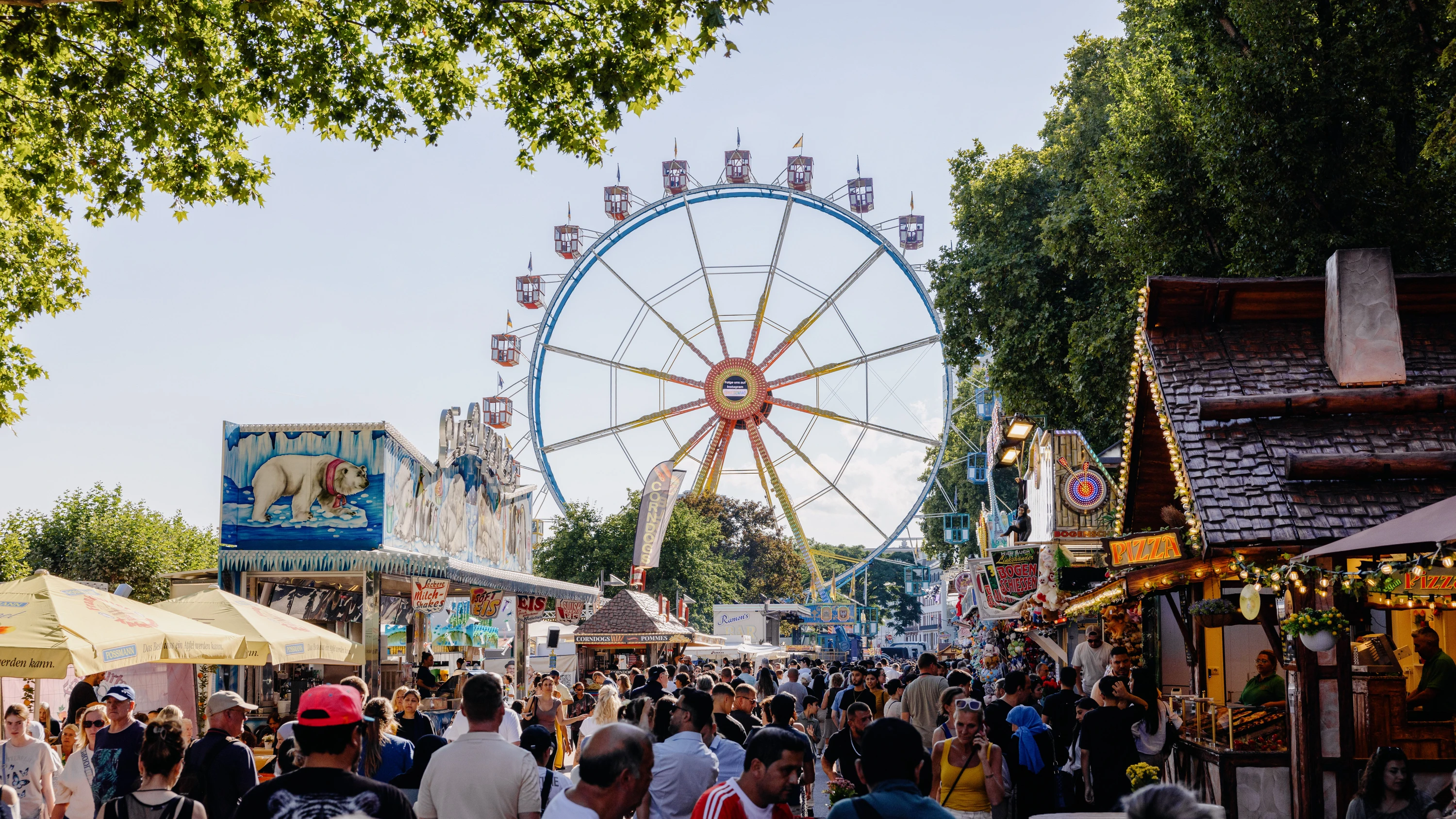 Großer Andrang: Das Mainfest lockt Tausende auf die Feiermeile am Römerberg. - Emil Eichinger