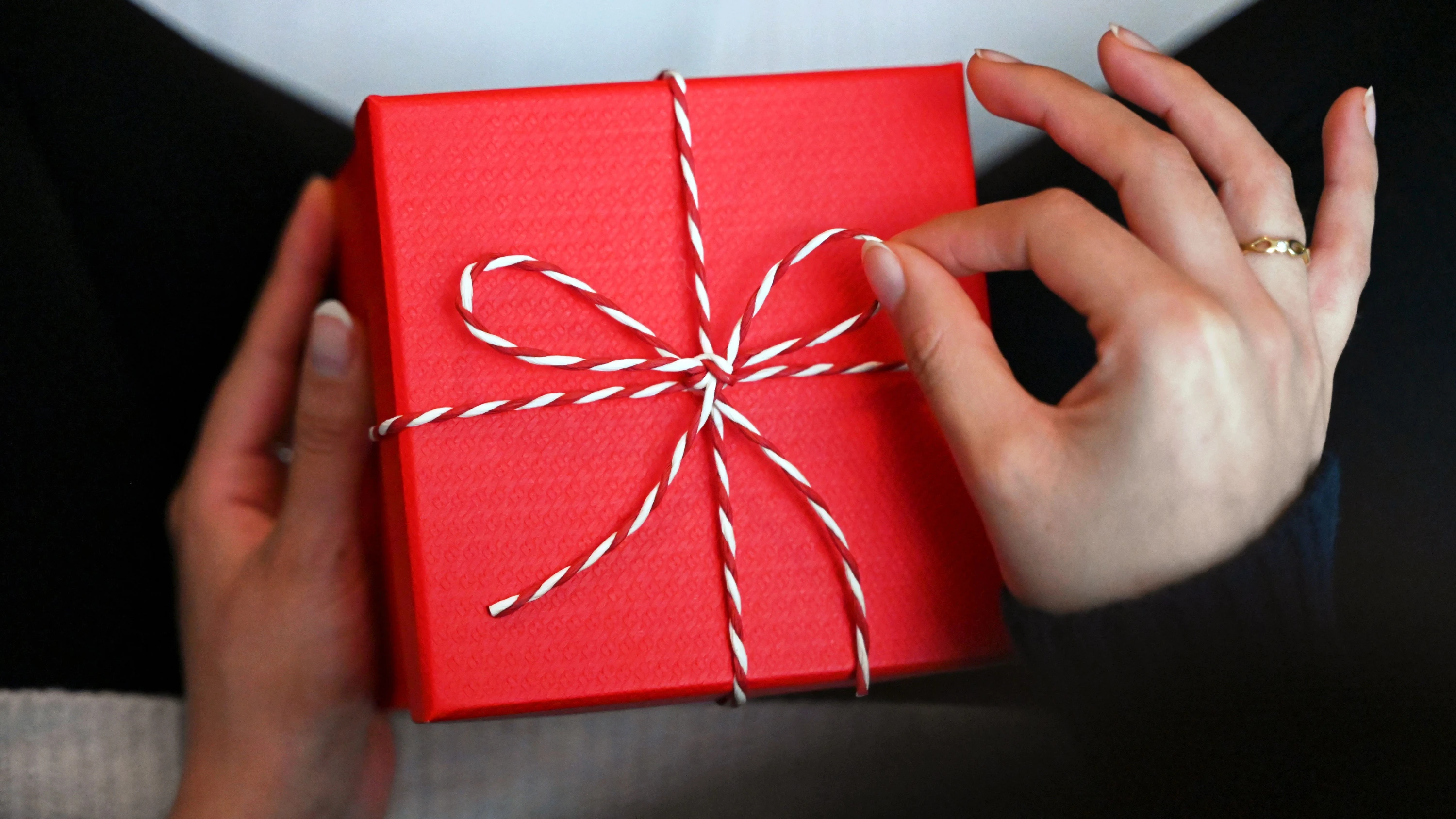 2.000 Euro im Jahr: Umfrage: Warum wir uns gern selbst Geschenke kaufen