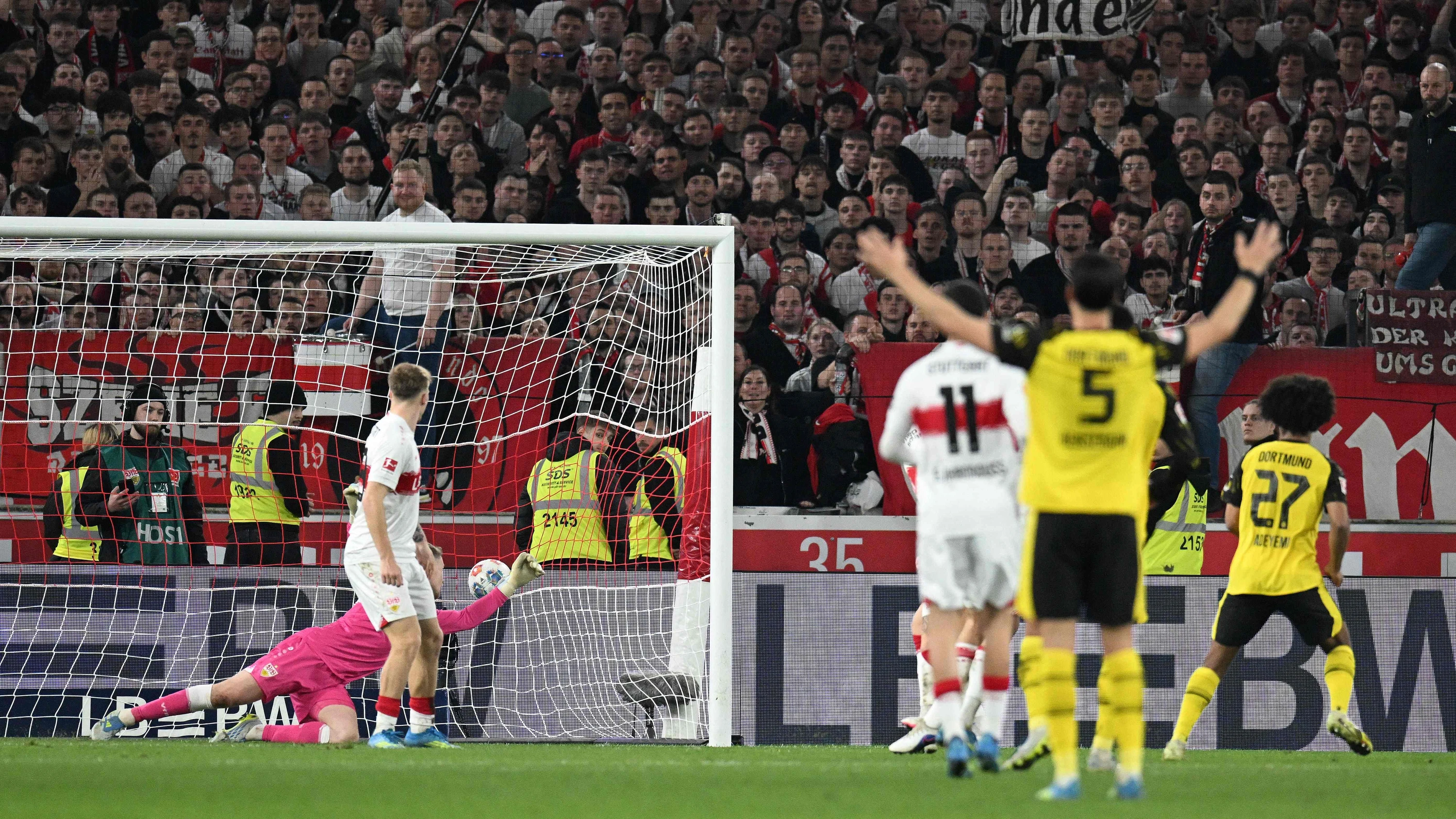 Spätes 2:0 in Stuttgart: Ein Stuhl fliegt, der BVB gewinnt Spätes 2:0 in Stuttgart: Ein Stuhl fliegt, der BVB gewinnt
