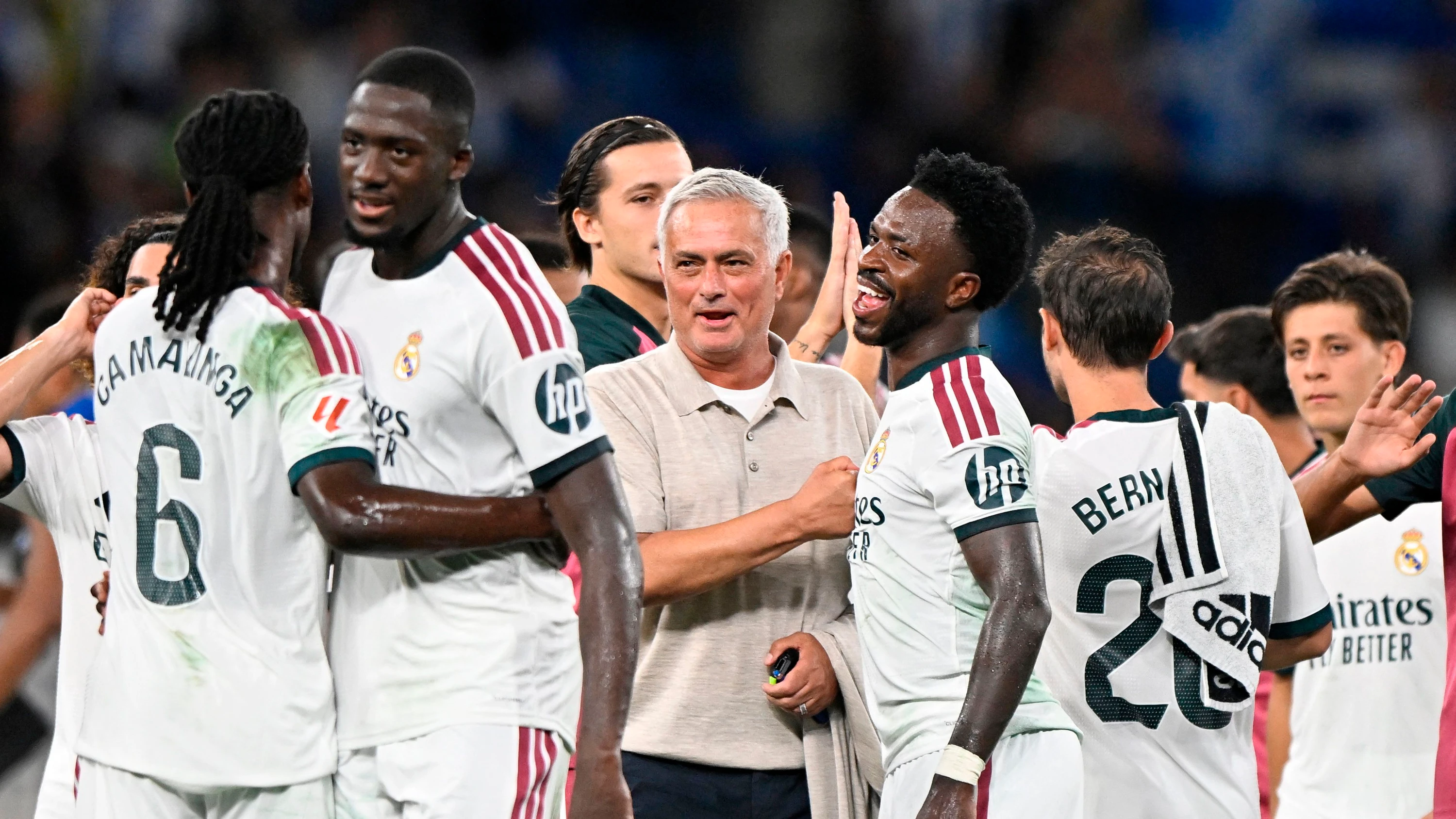 Auftaktsieg mit Real Madrid: Jose Mourinho (Mitte) mit Vinicius Junior (rechts daneben) - Reuters