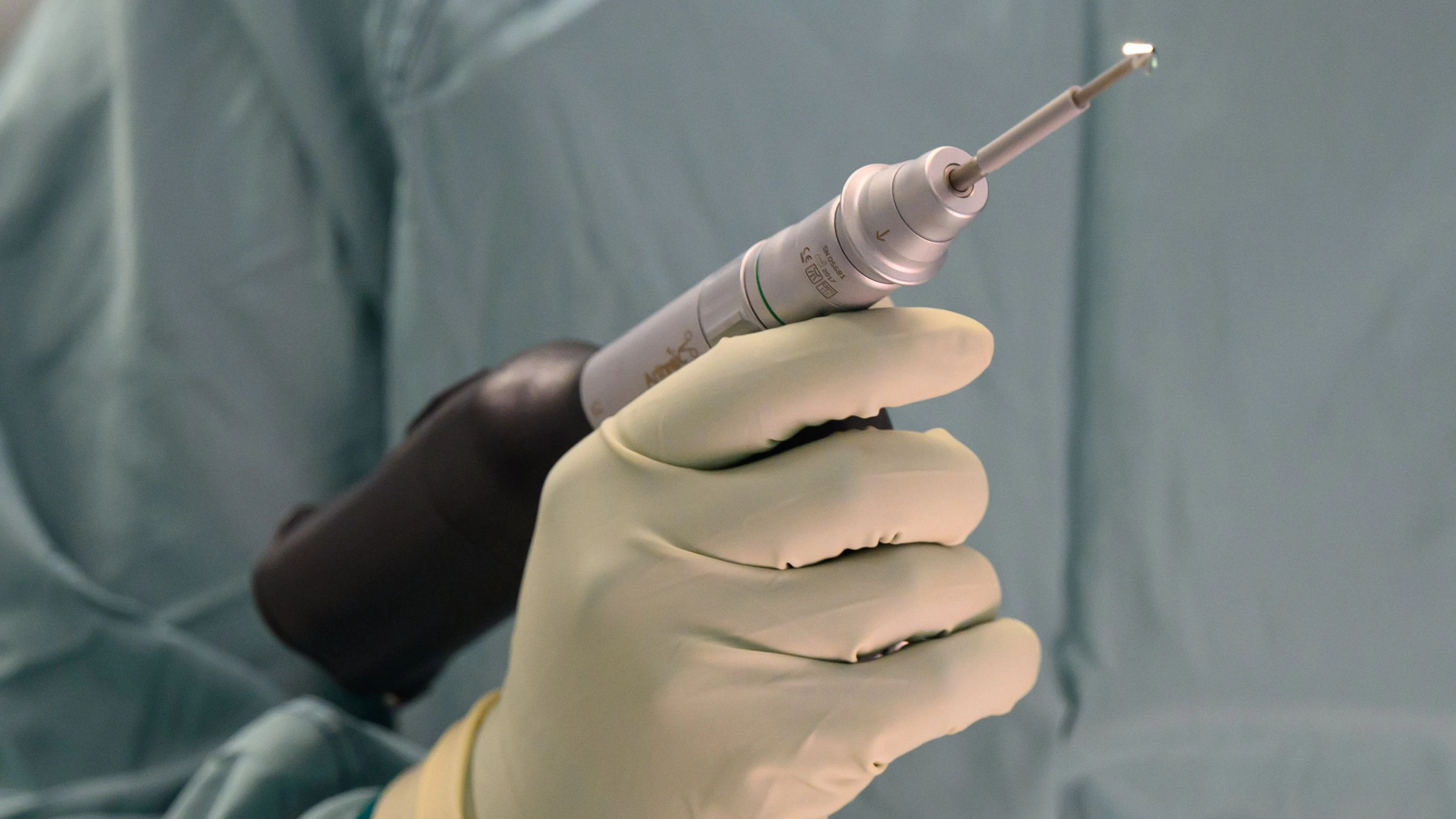 Prozess endet mit Freispruch: Ließ eine Neurochirurgin ihre Tochter mitoperieren?