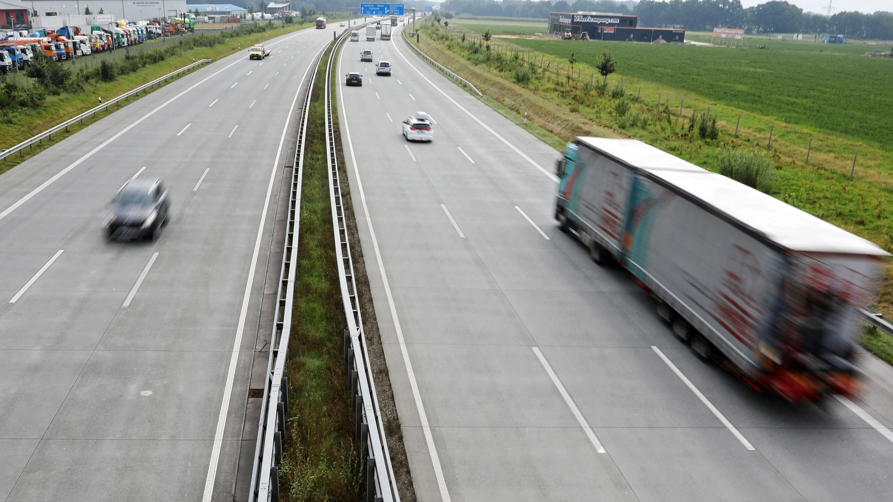 Güterverkehr: Bislang kaum mehr Lkw-Verkehr trotz aufgehobenem Fahrverbot Güterverkehr: Bislang kaum mehr Lkw-Verkehr trotz aufgehobenem Fahrverbot