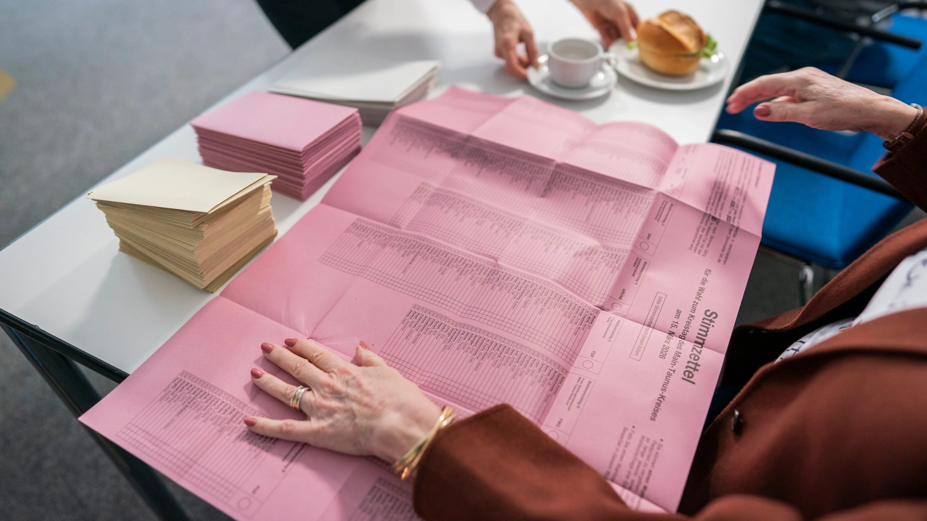 Liveblog zu Kommunalwahlen Hessen: Größe der Stimmzettel ist das Thema des Tages