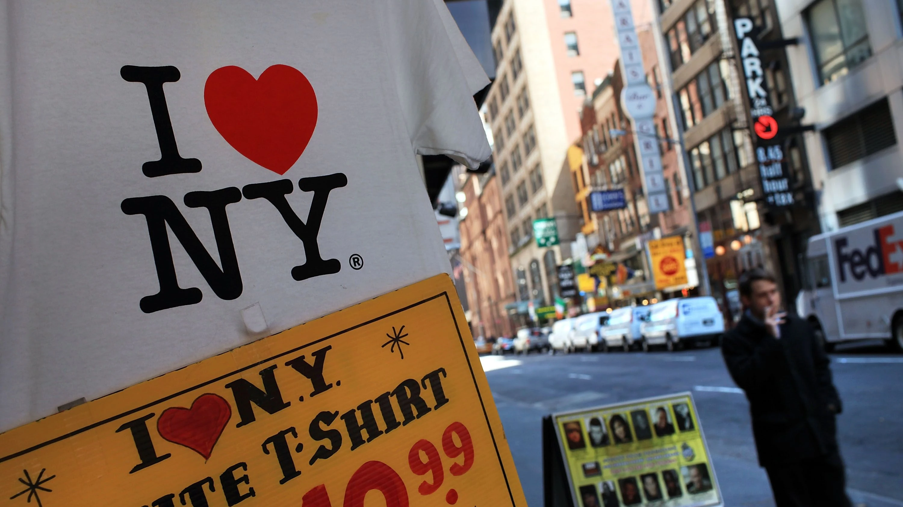 Uniform des stereotypen Touristen: Das „I ♥ NY“-Logo von Milton Glaser landet seit 1977 auf T-Shirts. - AFP