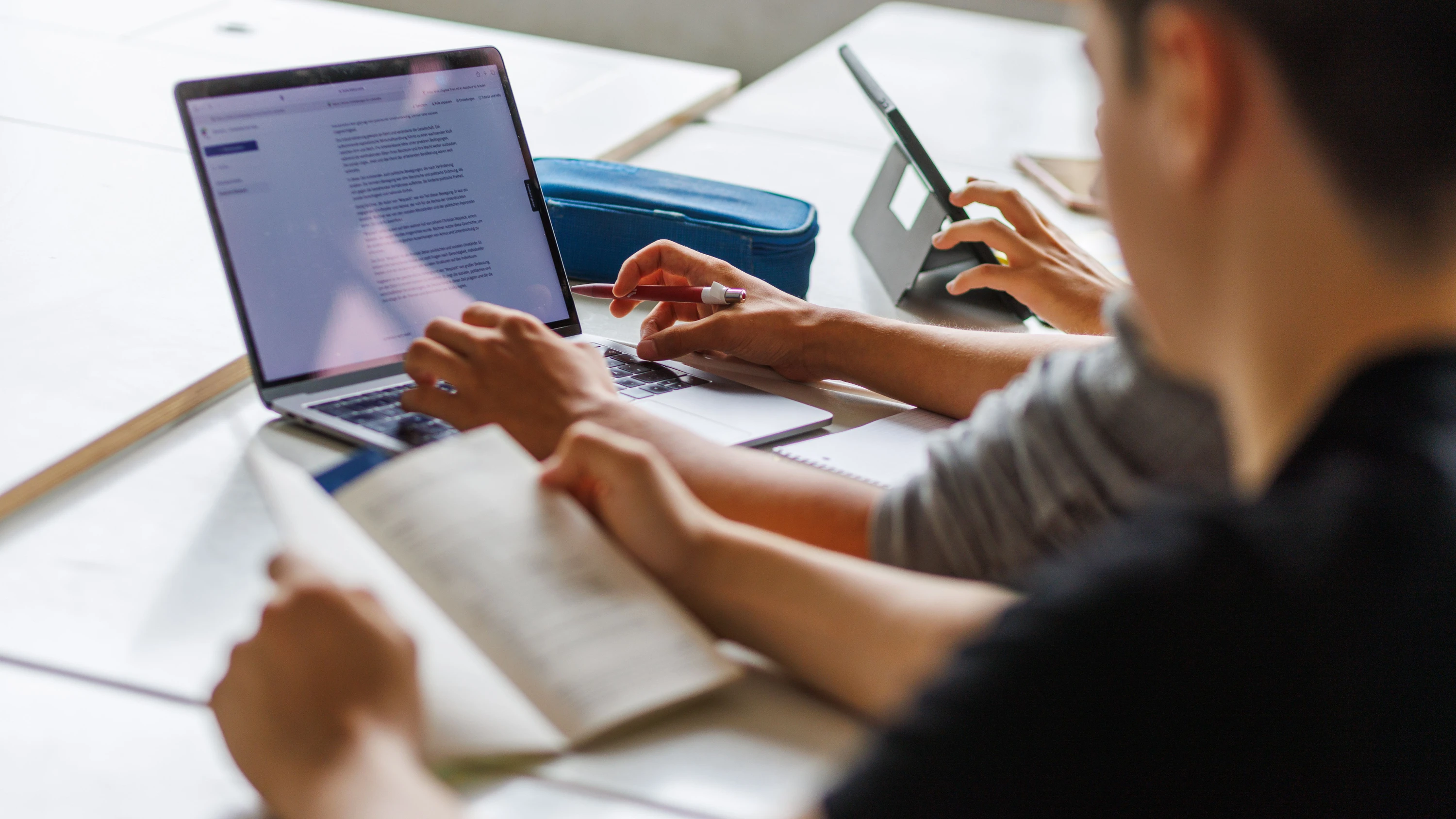 Umfrage: ACHTUNG: SPERRFRIST 6 Uhr  87 Prozent der Lehrer wünschen sich praktikable KI-Regeln