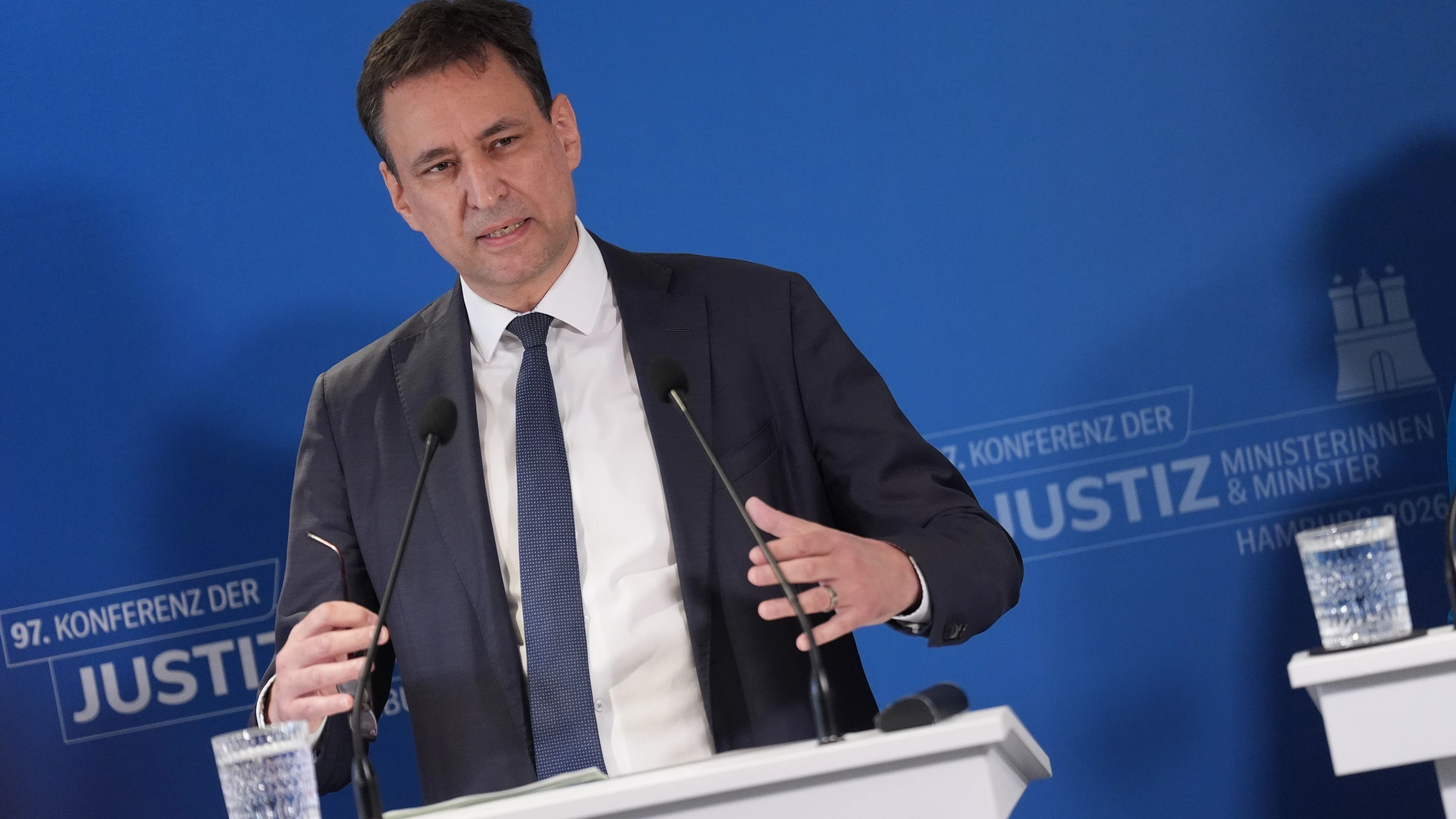 Deutschland-Liveblog: Bayerns Justizminister kündigt überraschend Rückzug an