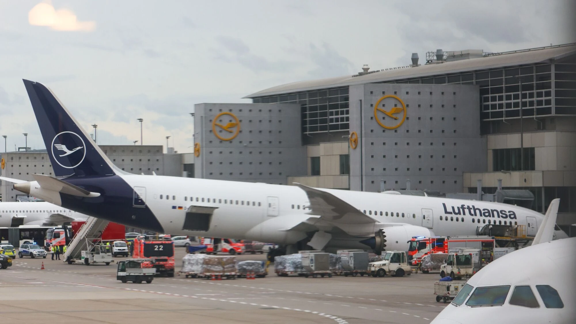 Flughafen Frankfurt: Lufthansa-Maschine sackt plötzlich zusammen
