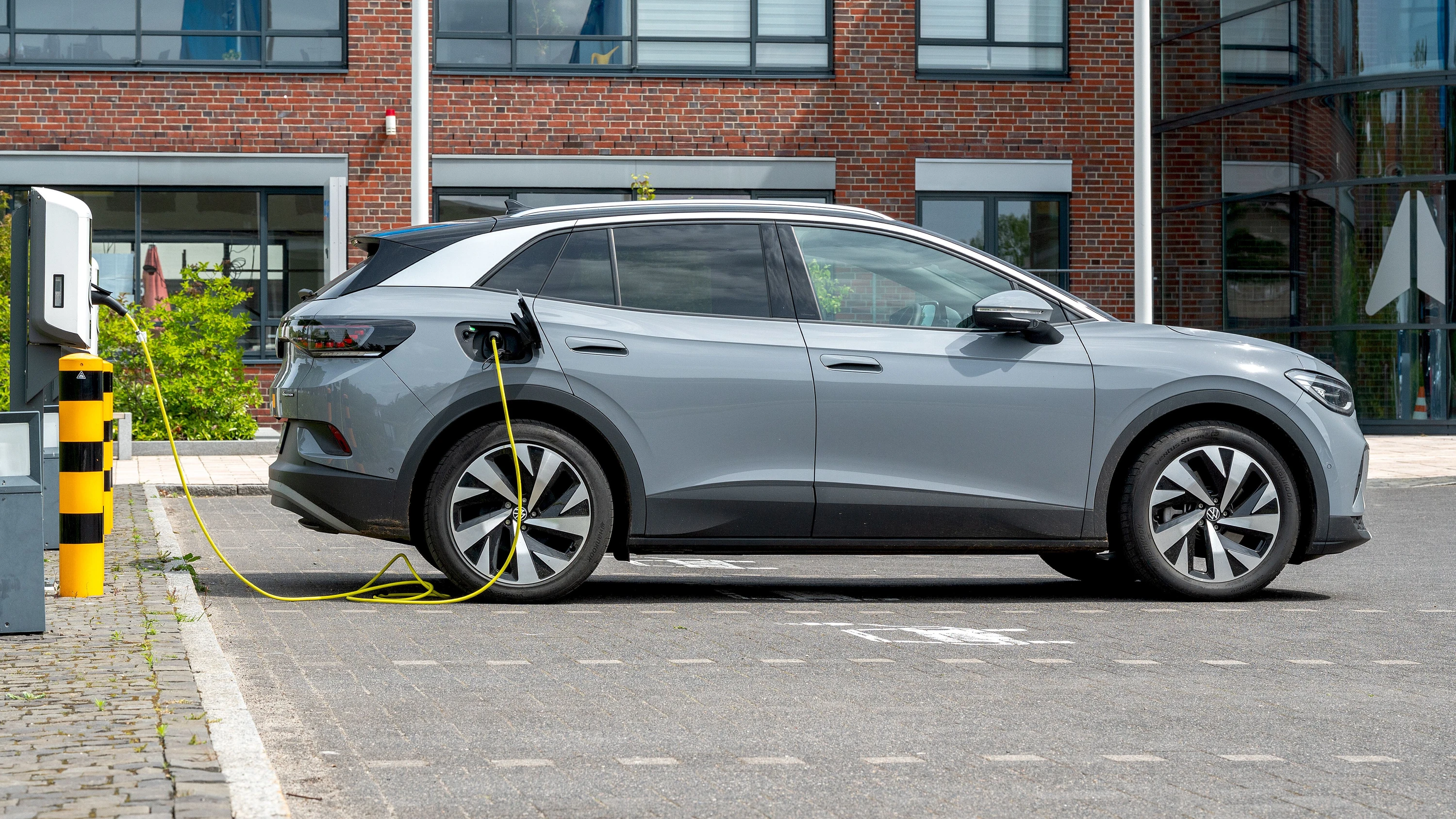 Bild: E-Autos: Förderprogramm für  Ladesäulen an  Mehrfamilienhäusern gestartet