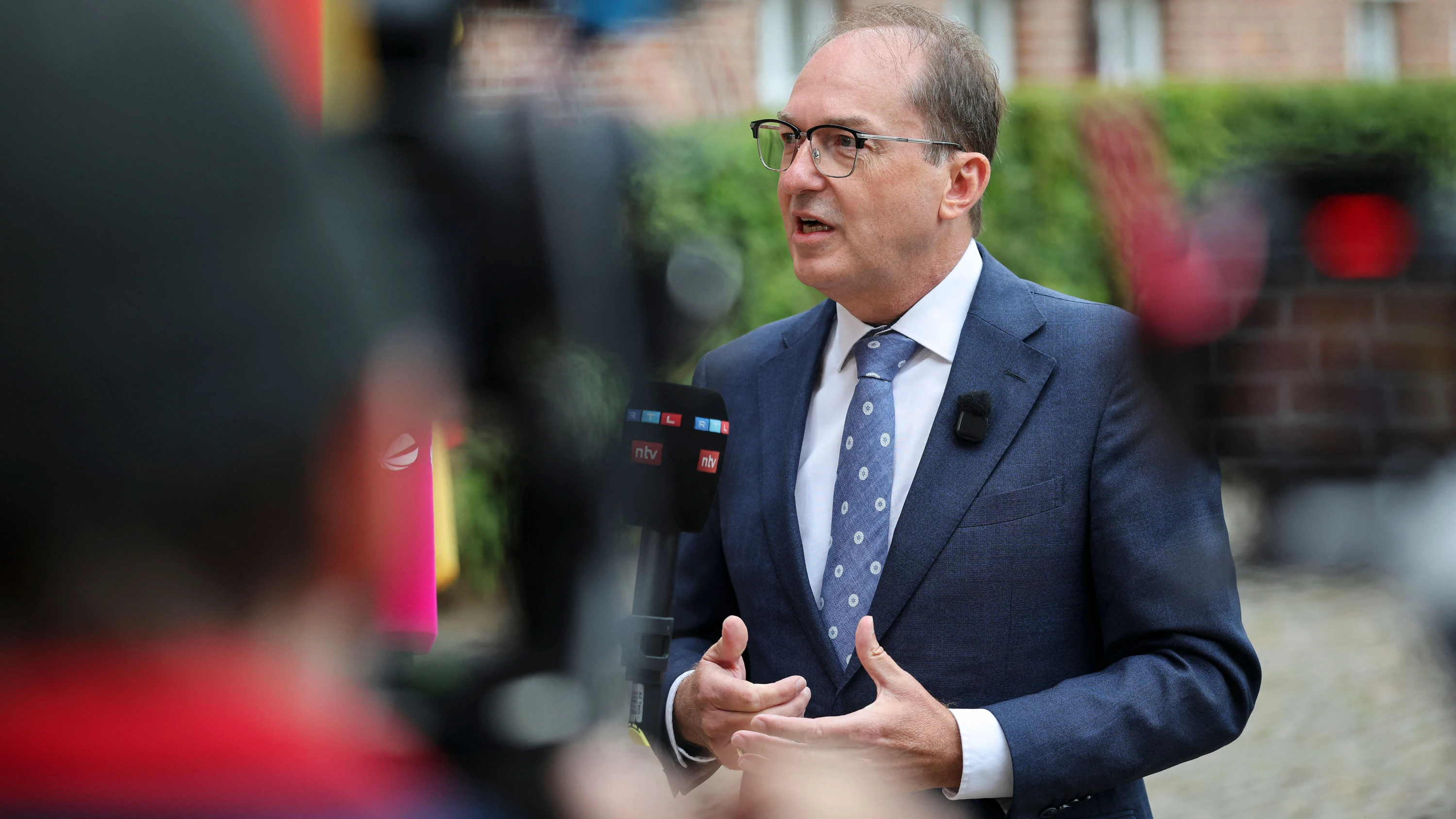 Dobrindt am Freitag vor der Marineschule Mürwik in Flensburg - dpa