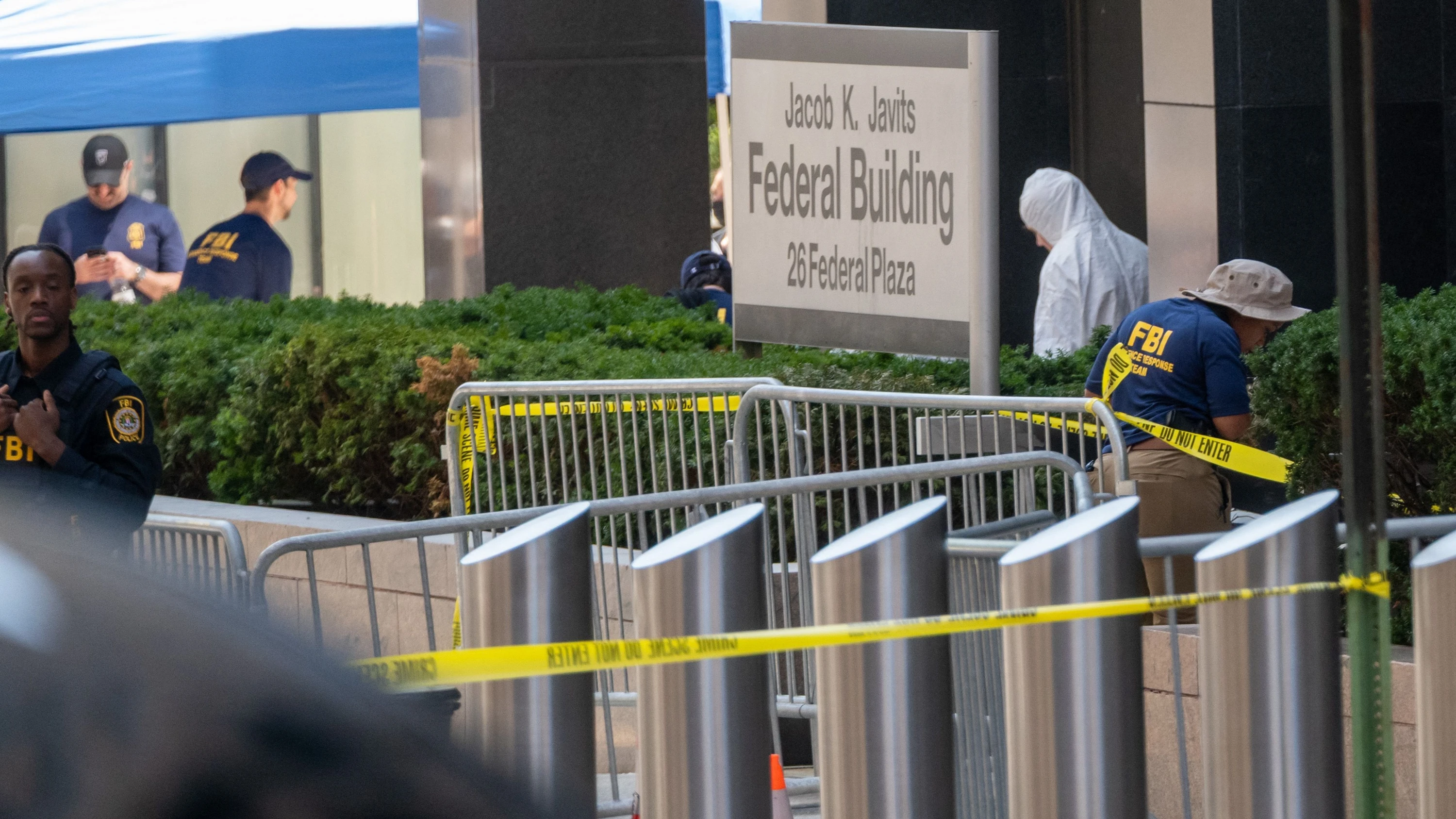 NEW YORK: Mann legt Feuer vor ICE-Gebäude