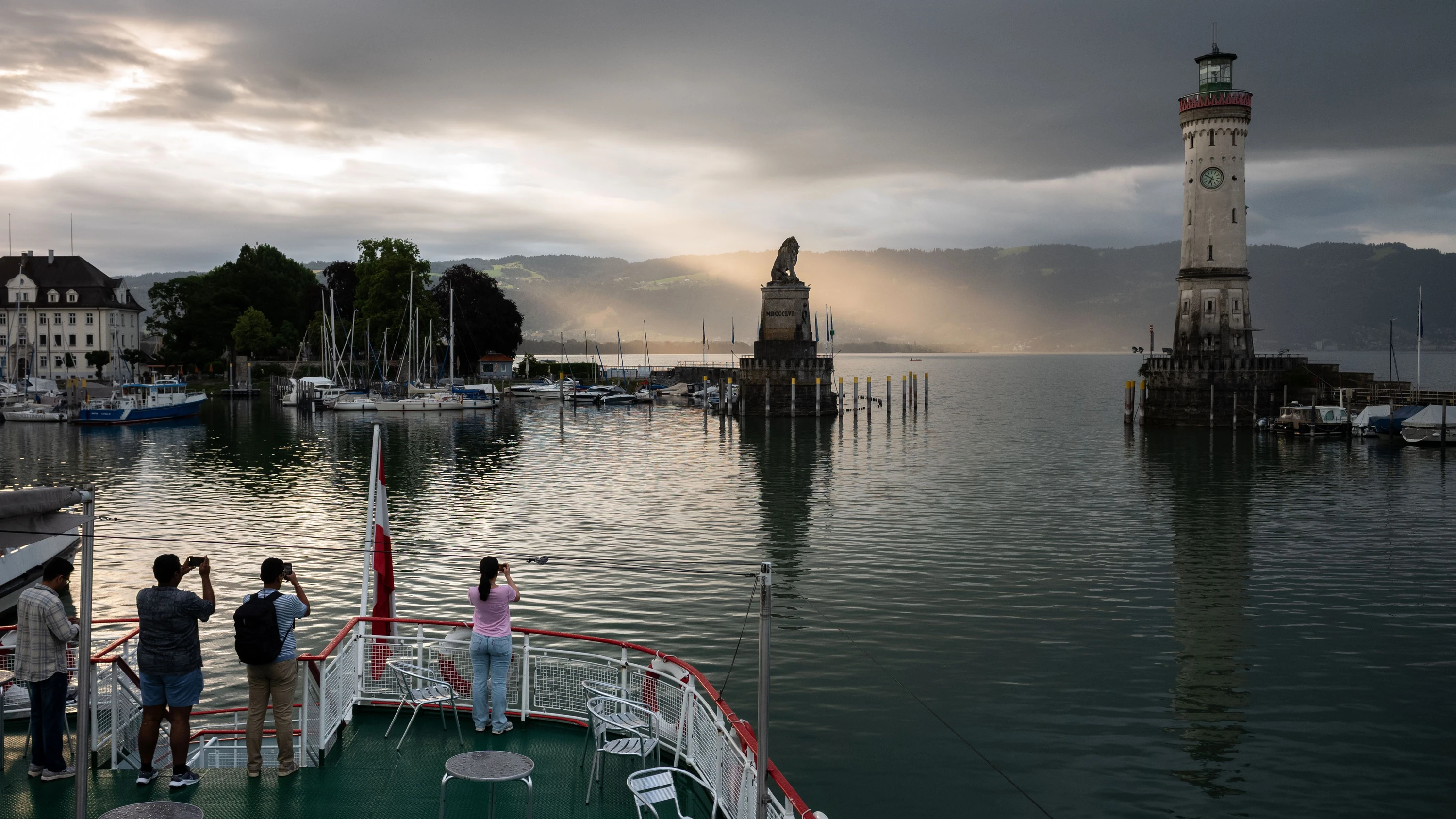 70 Nobelpreisträger und 600 junge Forscher aus fast neunzig Ländern in einem Boot: Abfahrt vom Lindauer Hafen zum Abschlusstag auf der Insel Mainau. - Frank Röth