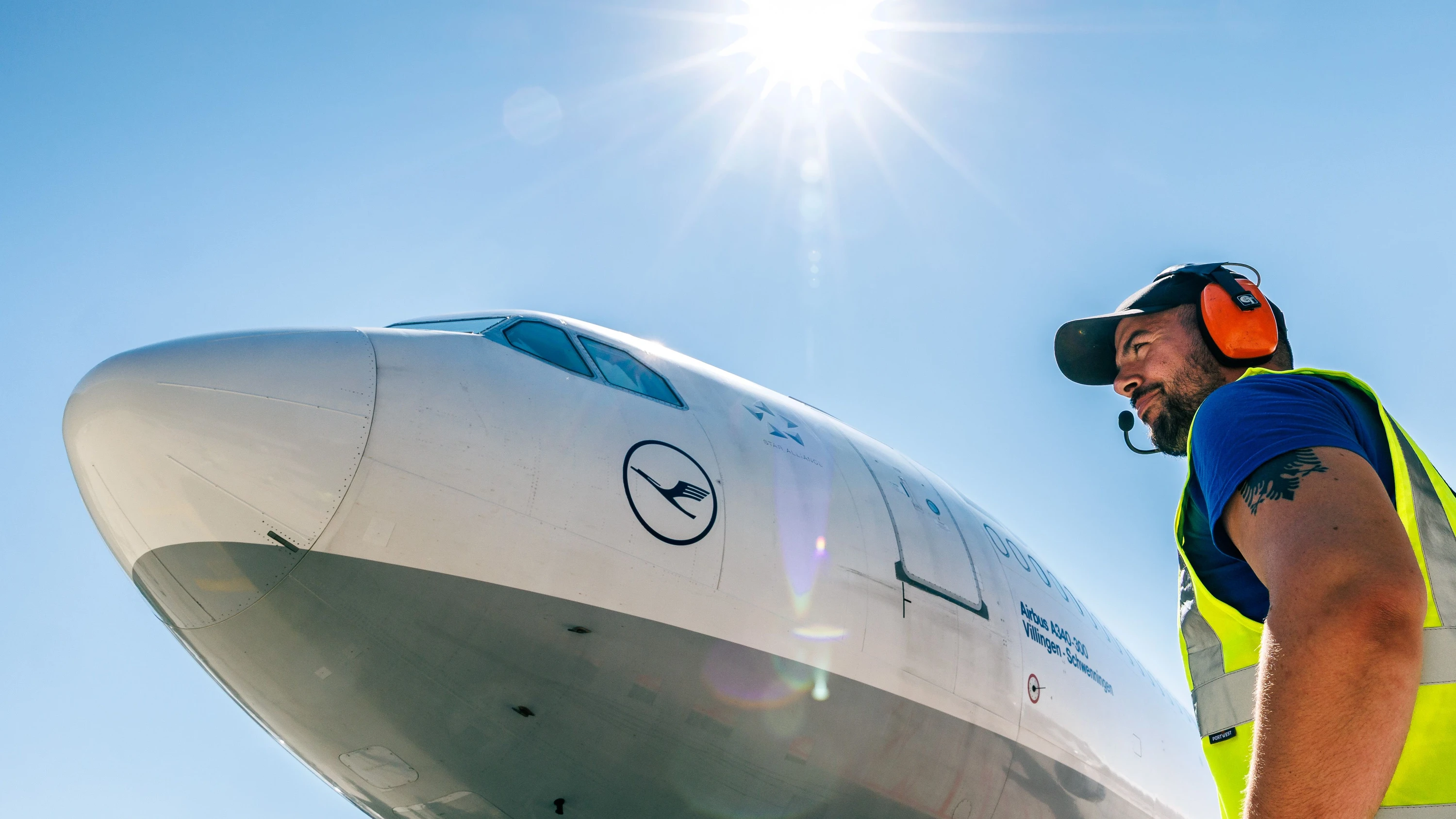 Bei Wind und Wetter: Julian Gzim Rexhepi arbeitet als Flugzeugabfertiger auf dem Vorfeld des Frankfurter Flughafens. - Lando Hass