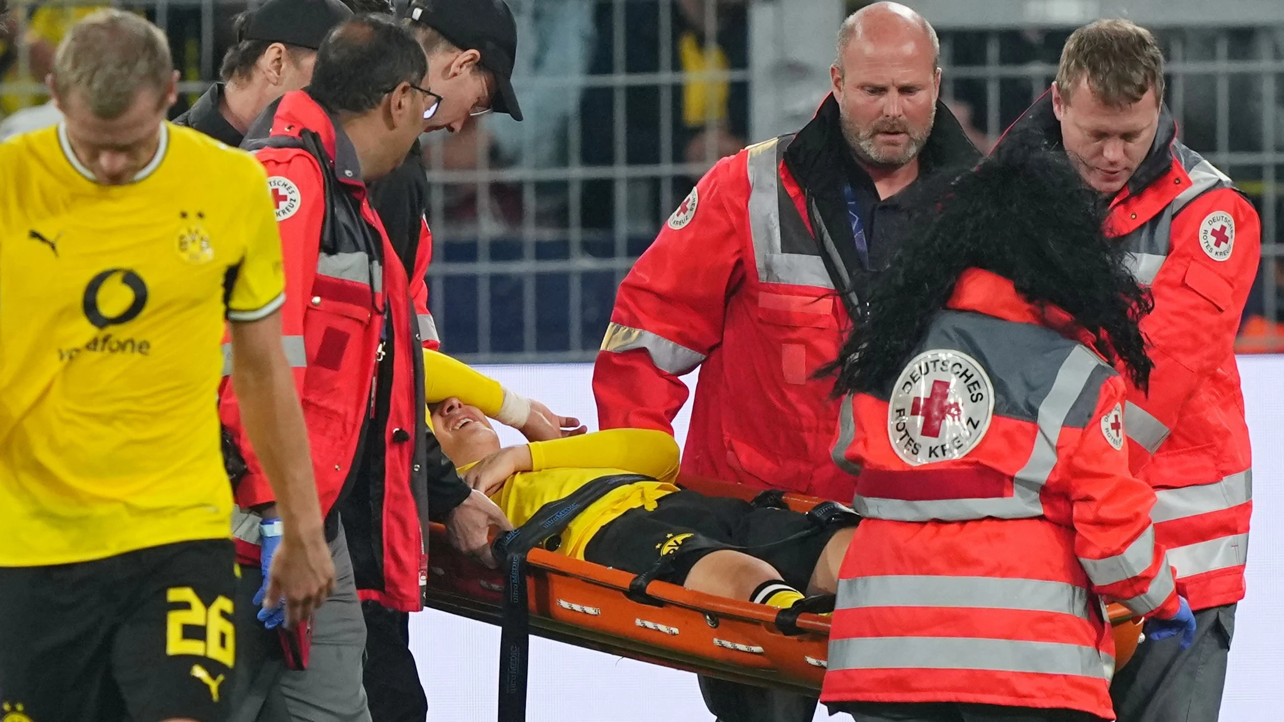 Weitere Untersuchungen: BVB äußert sich zum vom Platz getragenen Karetsas