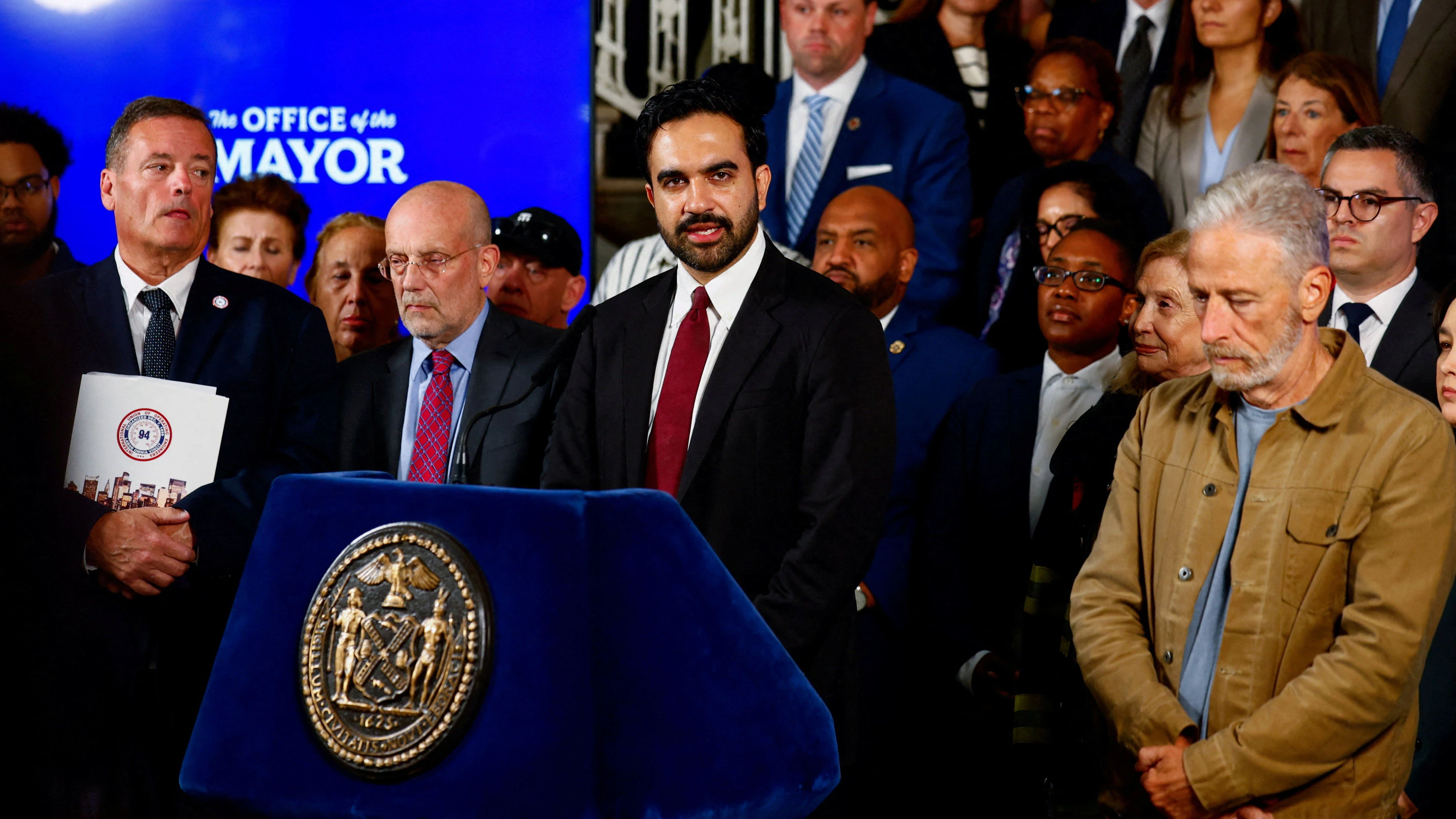 New Yorks Bürgermeister Zohran Mamdani am Dienstag in New York, rechts neben ihm der Moderator Jon Stewart - Reuters