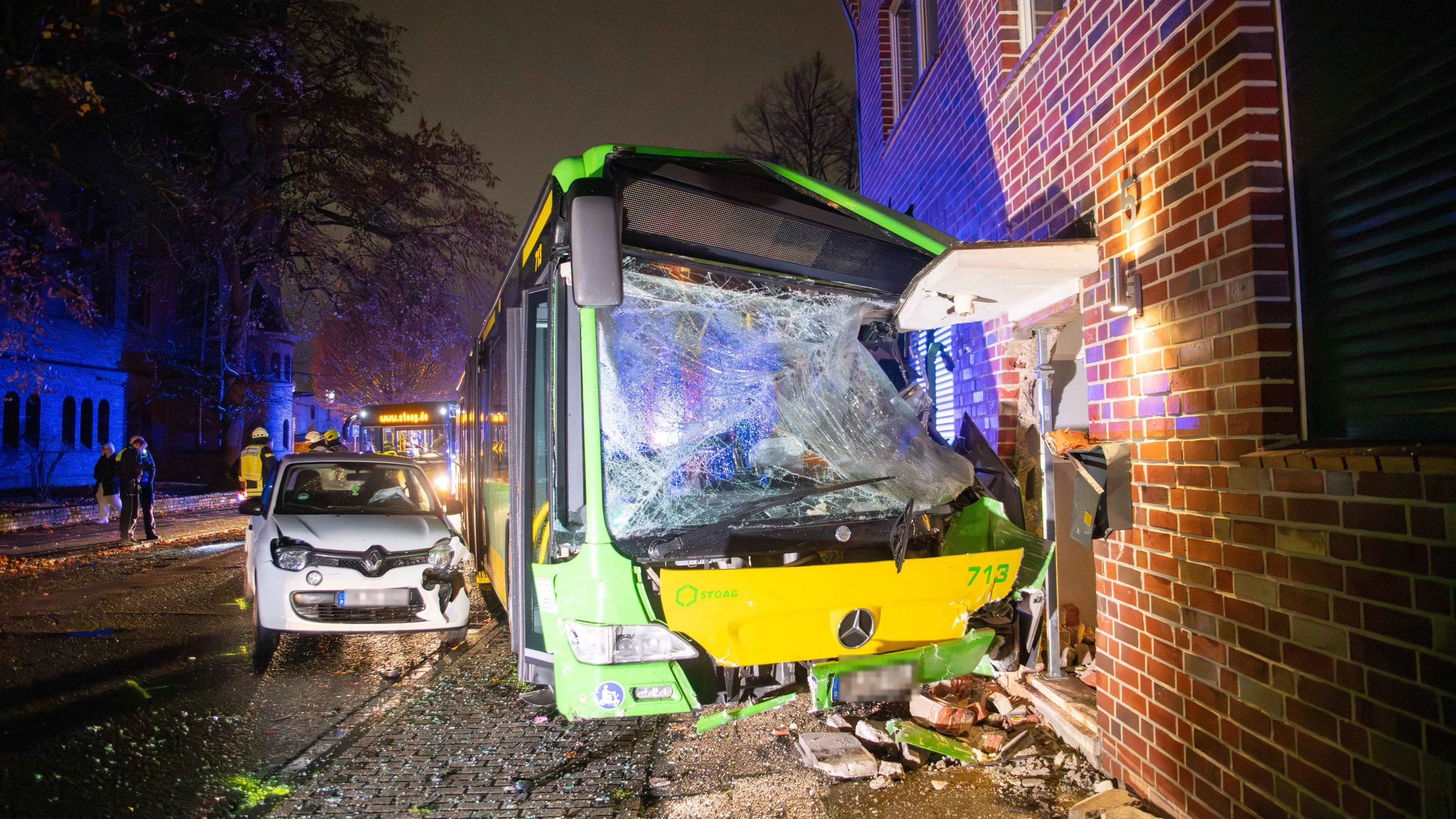 Oberhausen: Linienbus kollidiert mit Autos und prallt gegen Hauswand