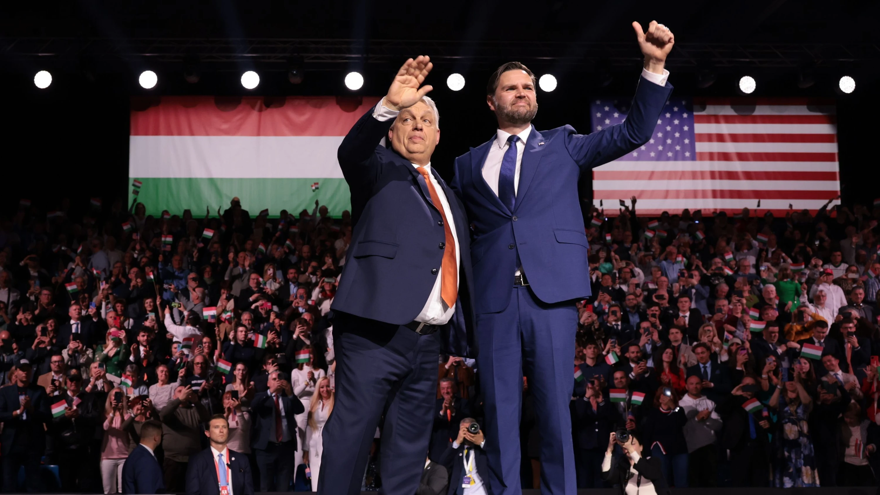 Viktor Orbán (l.) und US-Vizepräsident J.D. Vance am 7. April bei einer Wahlkampfveranstaltung in Budapest - dpa