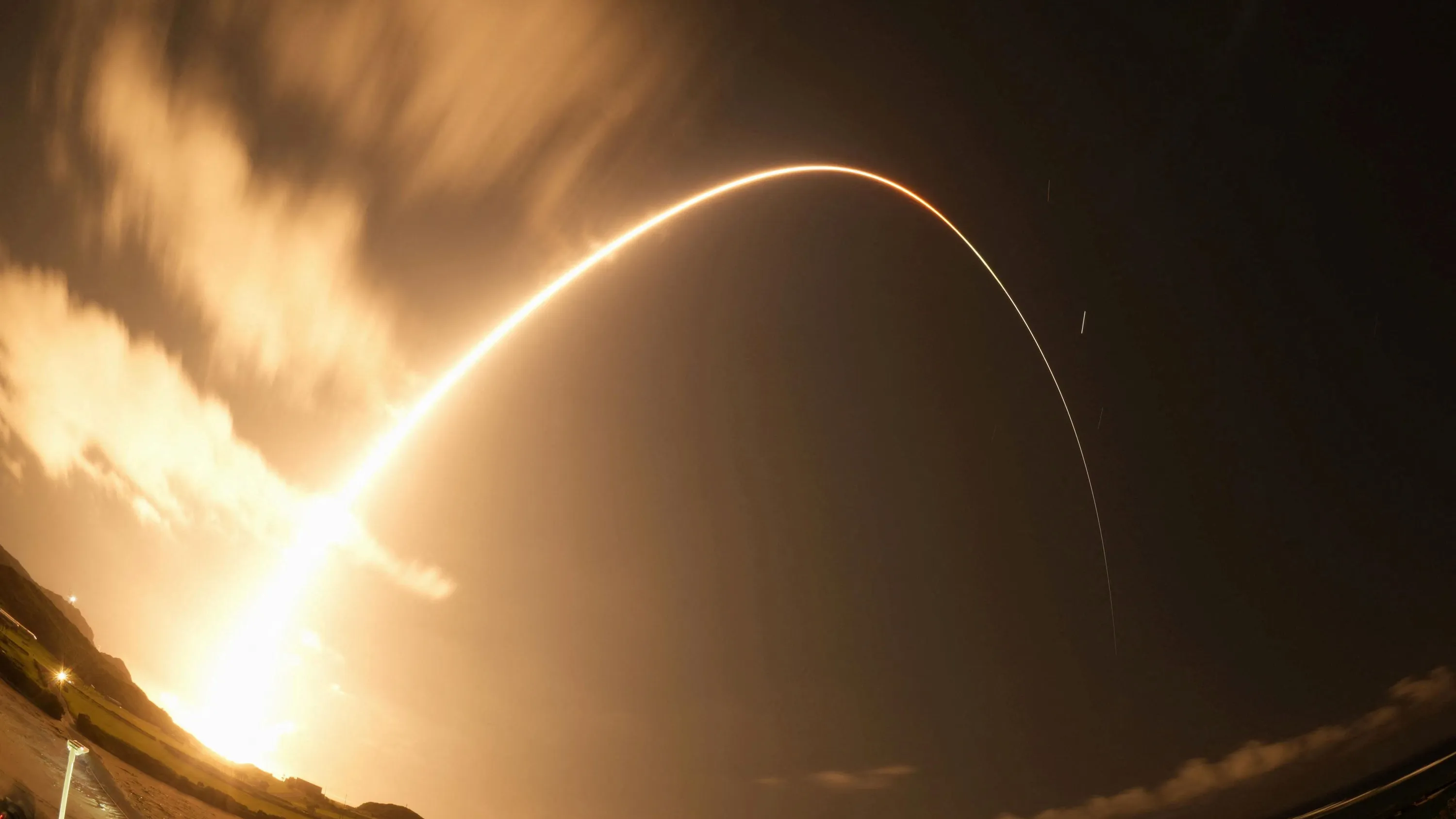 Die Trägerrakete macht sich kurz nach dem Start auf Tanegashima auf den Weg zu den Marsmonden. - Reuters