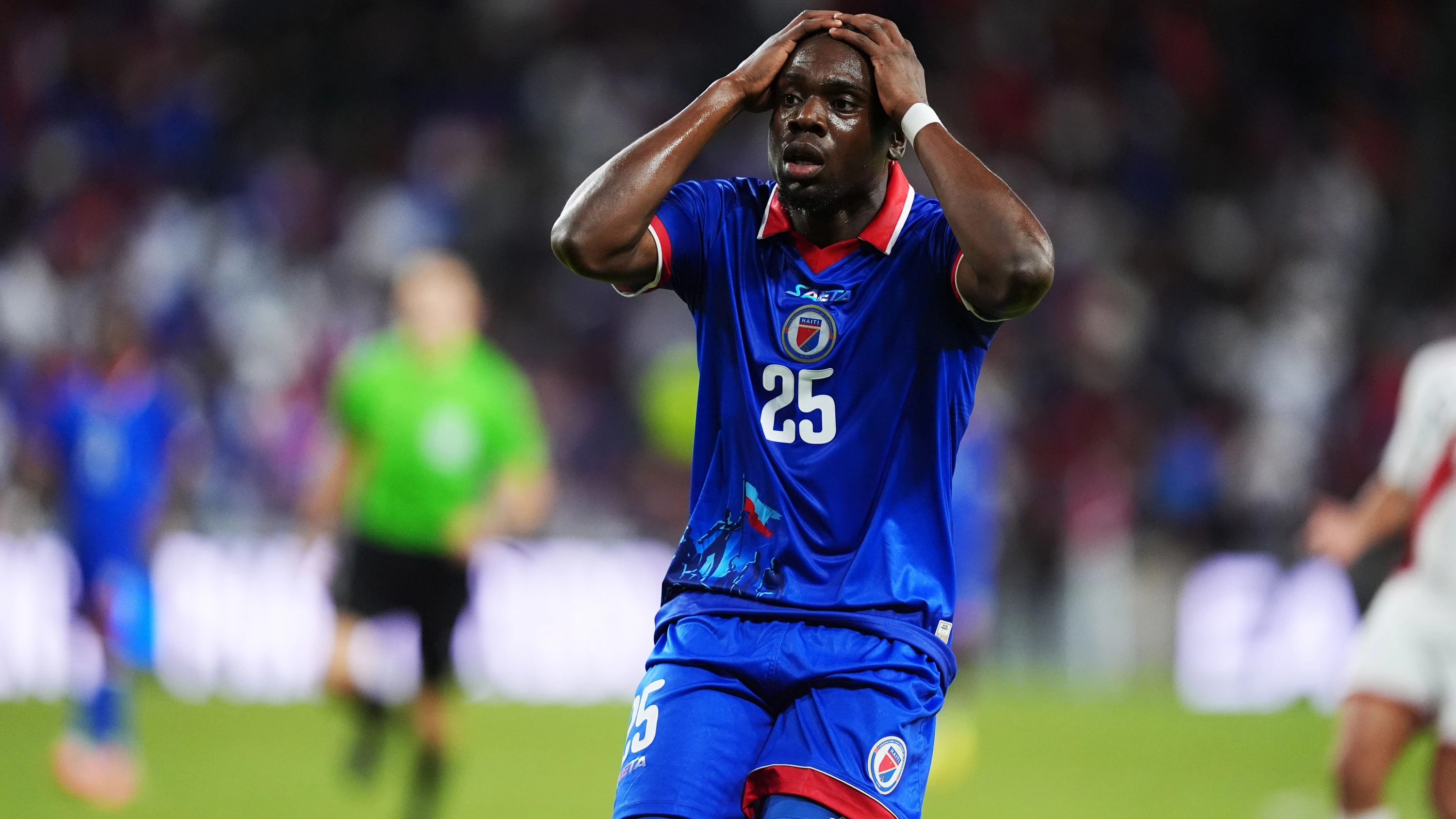 Nicht zu fassen: Haiti muss sein Trikot wechseln. - AP