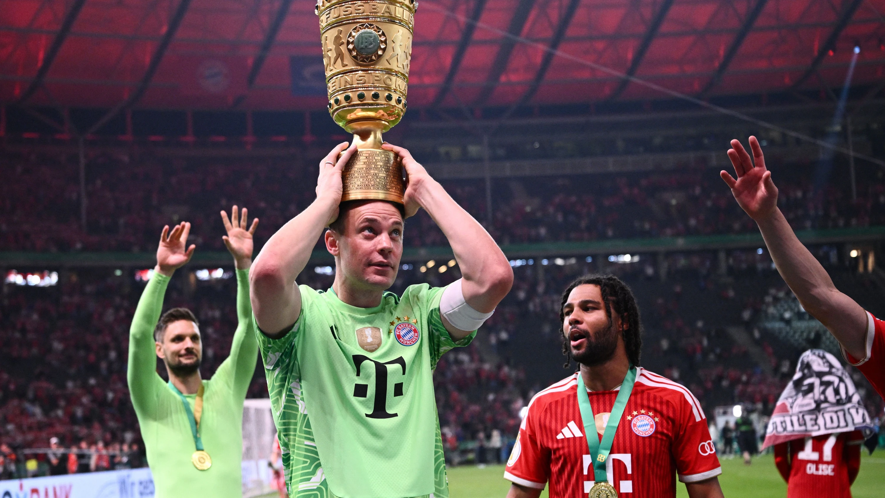 Schon wieder zu Späßen aufgelegt: Bayern-Keeper Manuel Neuer - Reuters