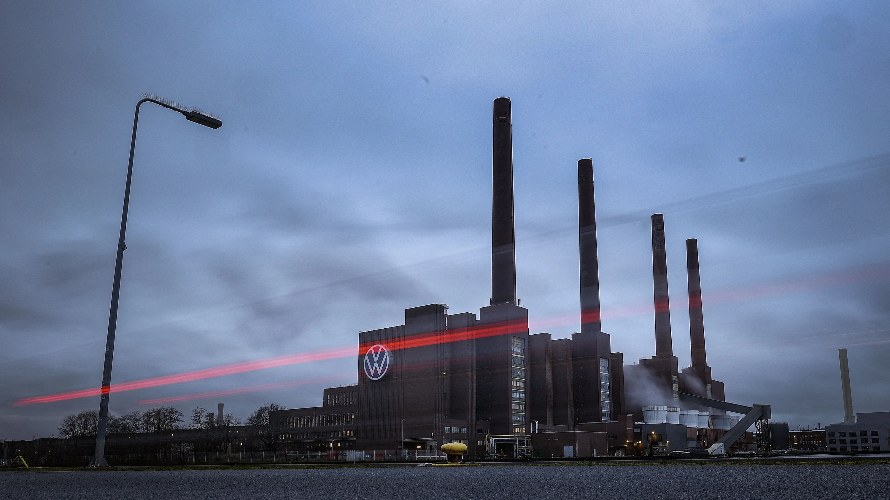 Podcast Finanzen & Immobilien: Was ist bei VW los? Volkswagen ist kein Unternehmen wie jedes andere. Der Konzern ist eng mit der Lage in Deutschland verbunden. Was läuft da falsch?