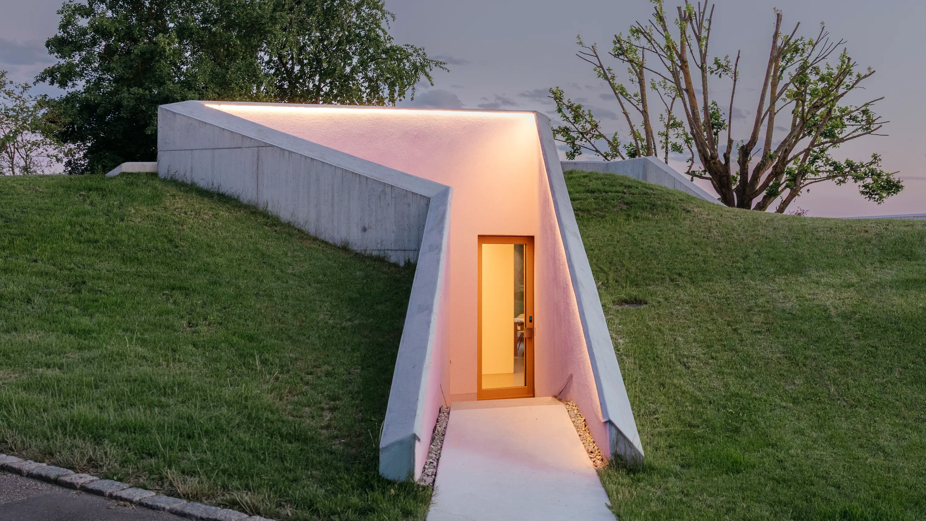 Bauen im Bestand: Das Haus, das in den Hügel kriecht