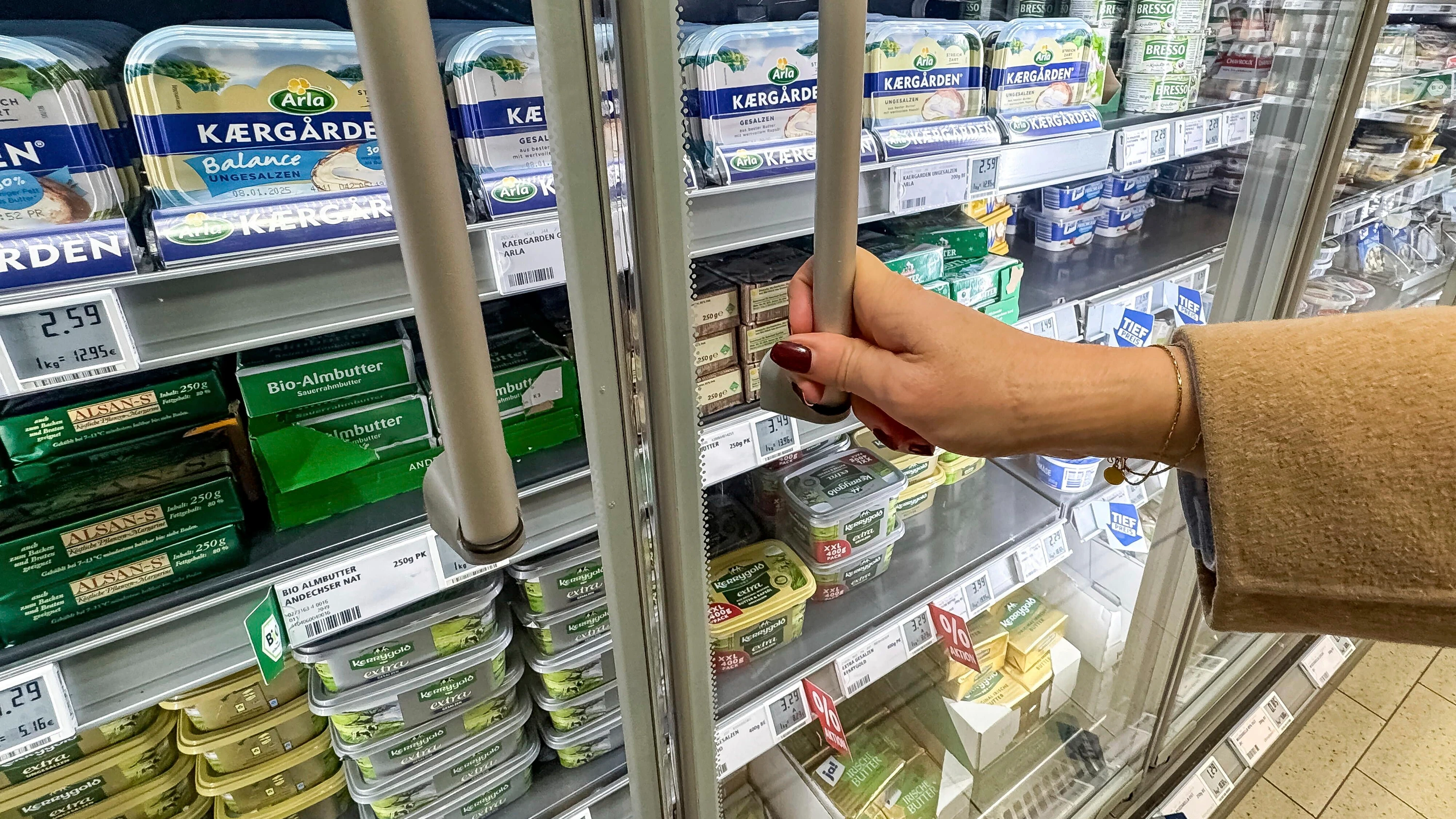 auch Aldi und Lidl reagieren: Supermärkte und Discounter heben Butterpreis an