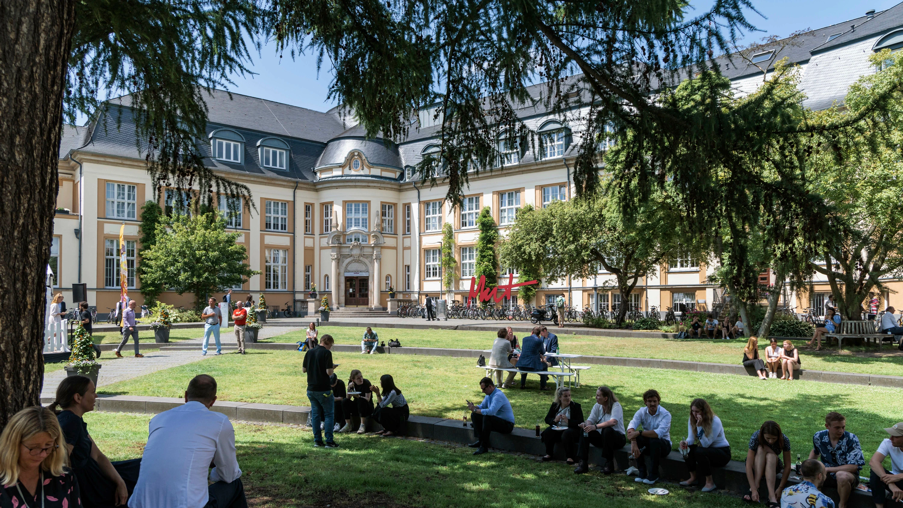 Hier kann man fast schon verdächtig entspannt über den Kern des Kerns der Verfassungsordnung nachdenken: der Campus der Bucerius Law School – Hochschule für Rechtswissenschaft in Hamburg. - Picture Alliance