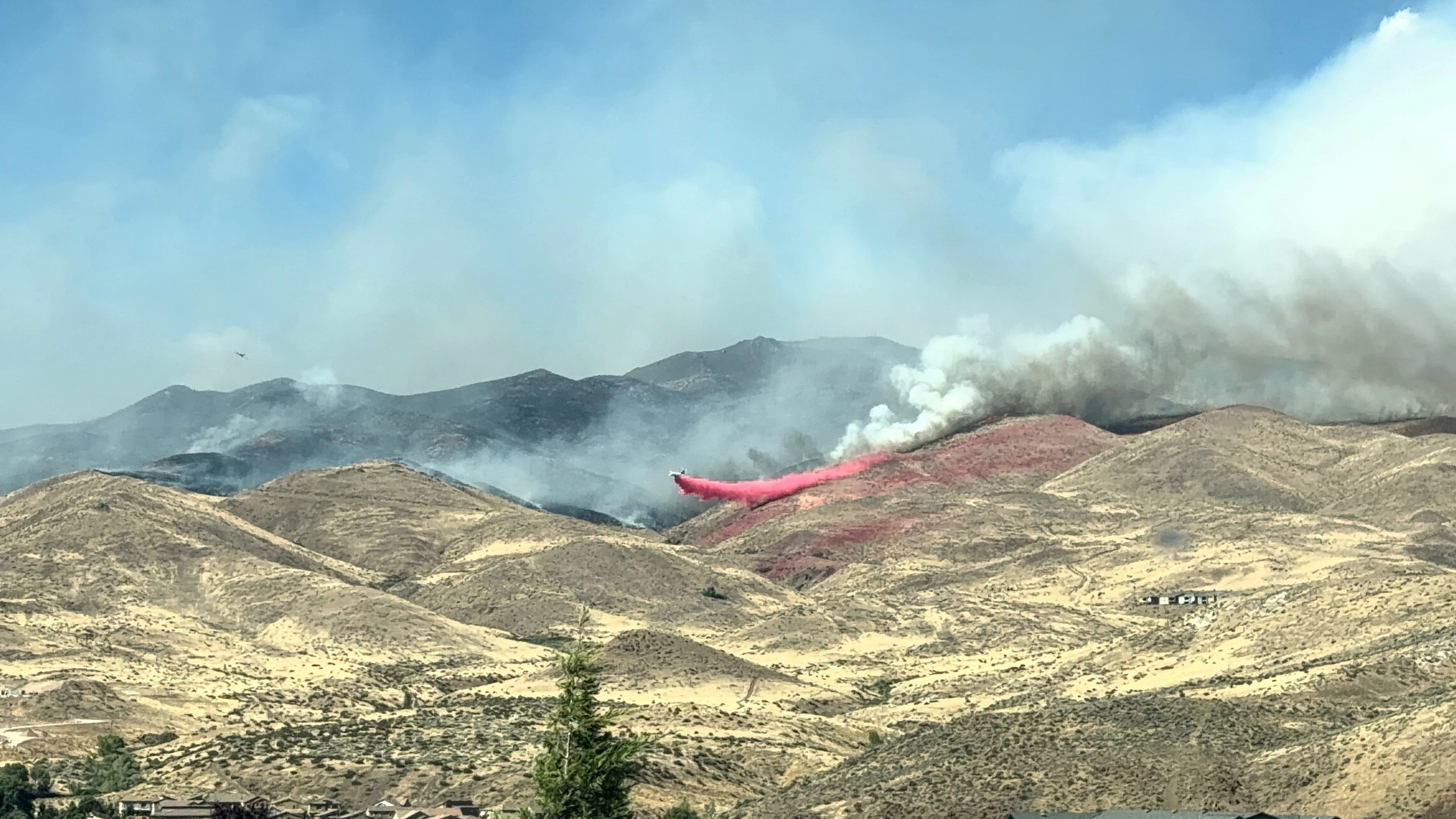Flammen außer Kontrolle: Notstand wegen Großbrand in Nevada ausgerufen