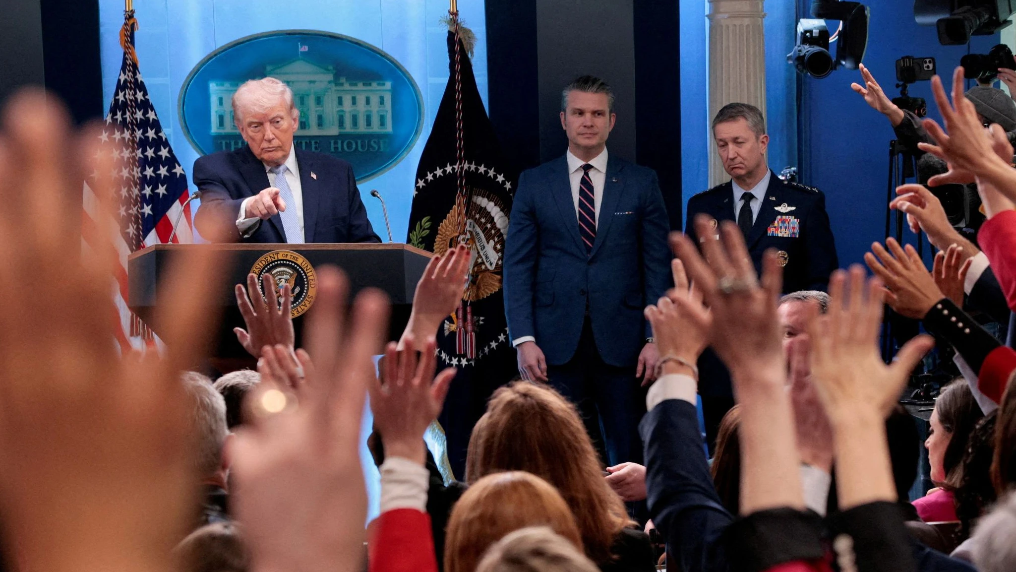 Kritik aus der Manosphere: Ihr Präsident soll kein Kriegsherr sein