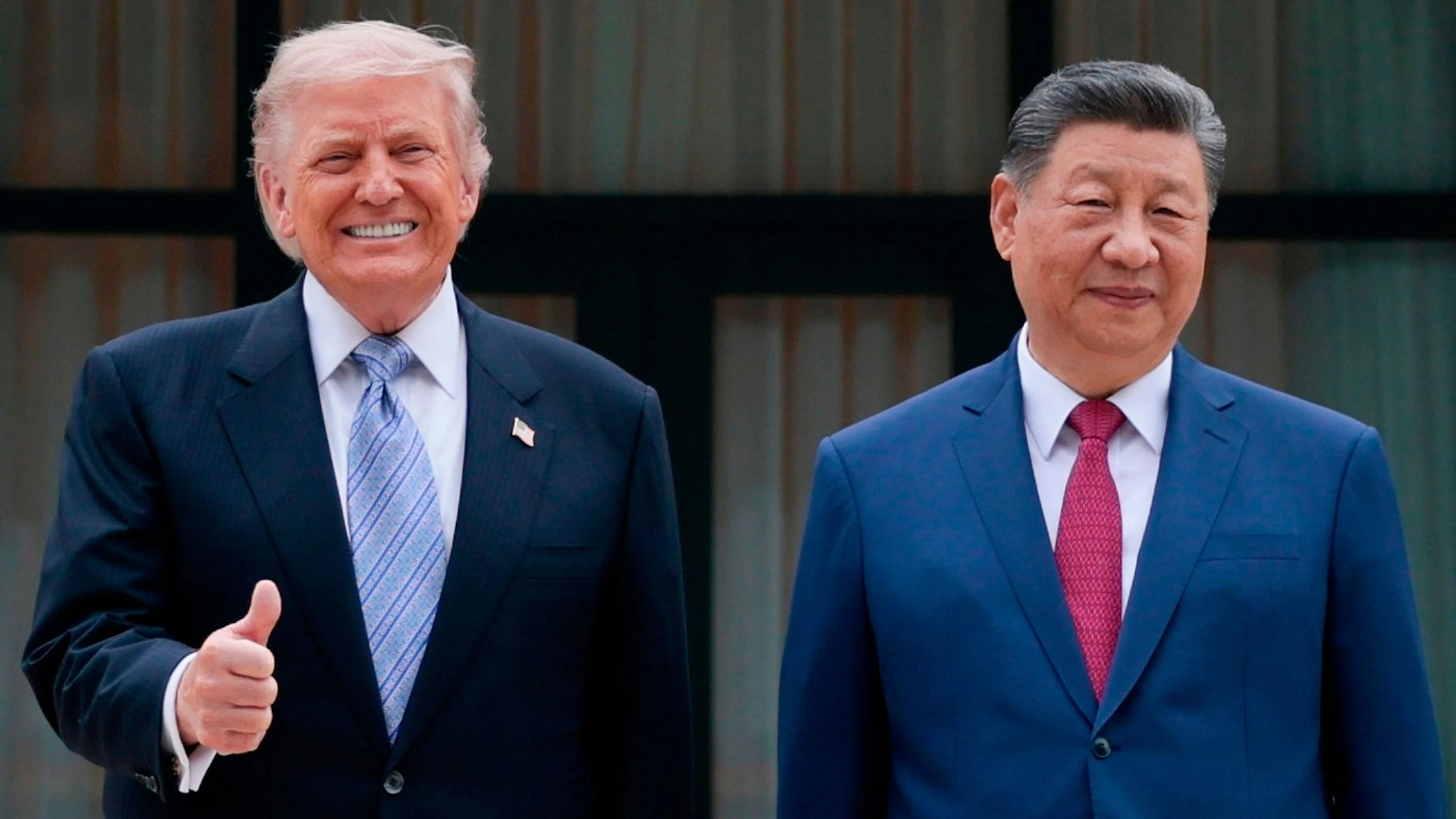 US-Präsident Donald Trump (l) posiert für ein Foto mit dem chinesischen Präsidenten Xi Jinping am Freitag in Peking. - dpa